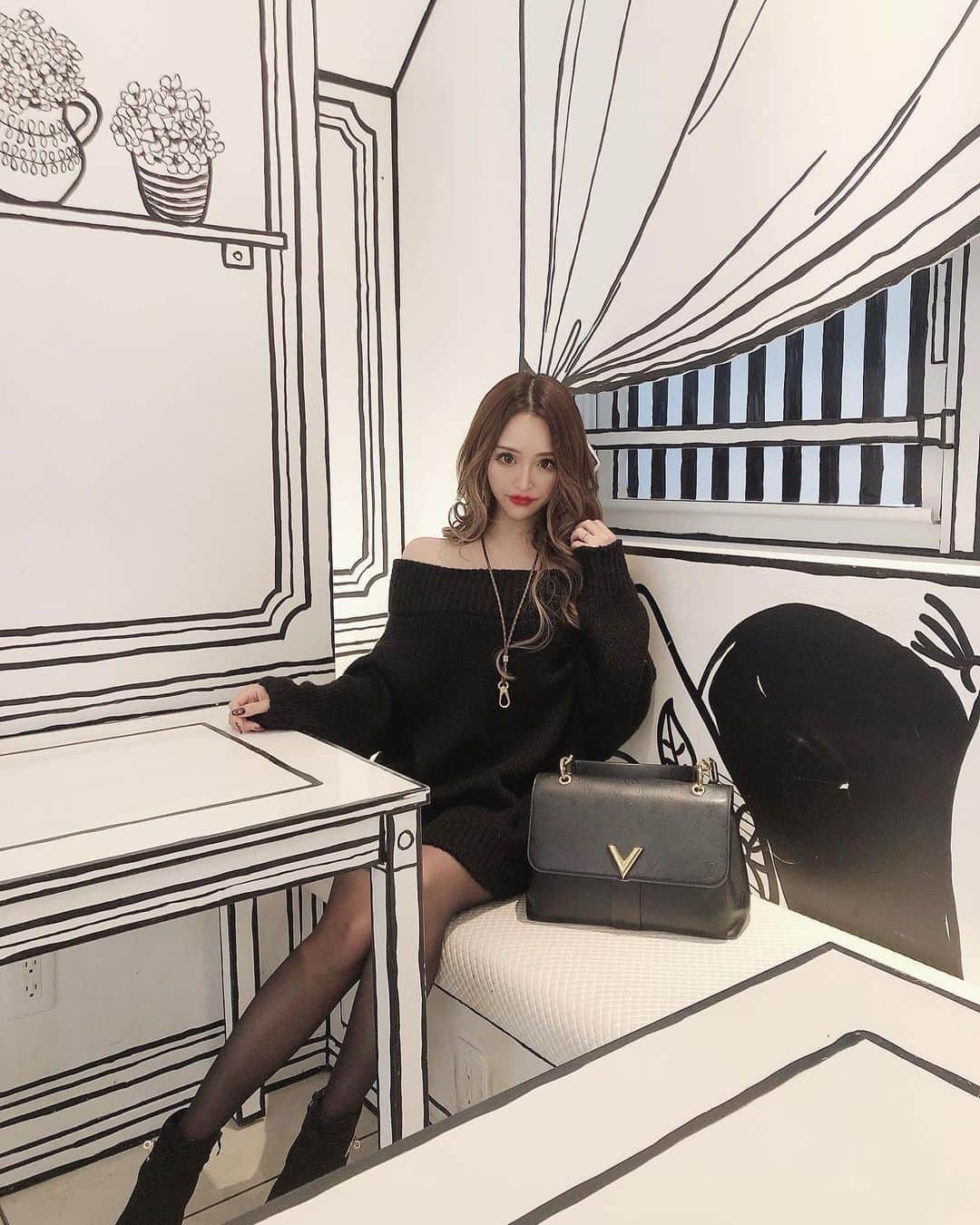 桜井莉菜さんのインスタグラム写真 - (桜井莉菜Instagram)「可愛い可愛い可愛い🖤🖤🖤 本当にどこの席も可愛い😍❤️ 異次元空間に大興奮😂💓 ニットワンピとショートブーツは @riina_couture 🖤 バッグは @louisvuitton 🖤 トイレまで可愛いなんて、 どんだけ心掴んでくるのっ🤭 今度は全身真っ白コーデで行ってみたいなぁ🥰  #ootd#code#codenate##全身コーデ#モノトーンコーデ#ニットワンピース#新大久保#新大久保カフェ#新大久保グルメ#2dcafe」10月22日 12時14分 - rina__sakurai