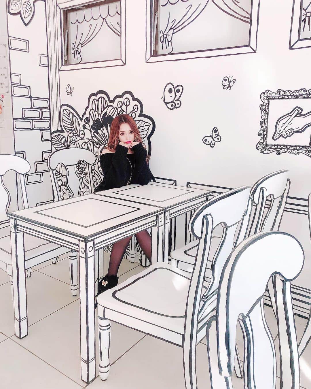 桜井莉菜さんのインスタグラム写真 - (桜井莉菜Instagram)「可愛い可愛い可愛い🖤🖤🖤 本当にどこの席も可愛い😍❤️ 異次元空間に大興奮😂💓 ニットワンピとショートブーツは @riina_couture 🖤 バッグは @louisvuitton 🖤 トイレまで可愛いなんて、 どんだけ心掴んでくるのっ🤭 今度は全身真っ白コーデで行ってみたいなぁ🥰  #ootd#code#codenate##全身コーデ#モノトーンコーデ#ニットワンピース#新大久保#新大久保カフェ#新大久保グルメ#2dcafe」10月22日 12時14分 - rina__sakurai