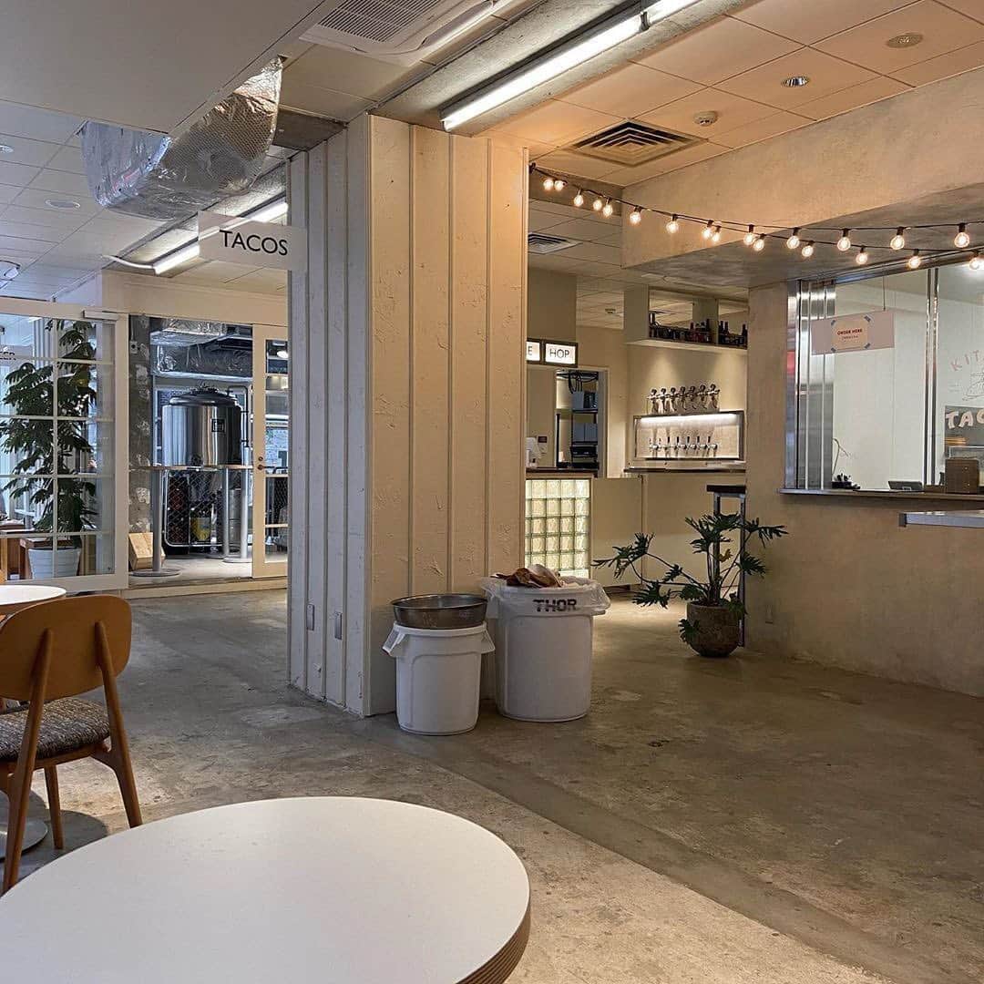 isutaさんのインスタグラム写真 - (isutaInstagram)「あの大人気パン屋さん「chigaya」の新店舗は﻿ “ドーナツ”が主役？♡﻿ ﻿ ﻿ 東京・日本橋にあるフードコートcommissaryの中にオープンした「chigaya bakery」。﻿ ﻿ ﻿ 根強いファンの多いパン屋「chigaya」の新店舗である「chigaya bakery」は、ニューヨークのドーナツ屋さんをイメージしたそうで、いろいろな味のドーナツが楽しめます♪﻿ ﻿ ﻿ シンプル味のシュガーやシナモン、さくらんぼがちょこんと乗ったホイップクリームたっぷりのドーナツなどバリエーションが豊富なんだそう◎﻿ ﻿ ﻿ 海外に来たかのような空間はどこをきりとってもかわいいですよね♪﻿ ﻿ ﻿ ぜひchigayaの新店舗をチェックしてみてくださいね！﻿ ﻿ ﻿ 【chigaya bakery】﻿ 住所：東京都中央区日本橋本町3-11-5 commissary内 ﻿ ﻿ ﻿ photo by﻿ @mgmilk___﻿ @shokohomma﻿ @r___158﻿ ﻿ ﻿ #isuta #イスタ #isutapic﻿ #isutacafe #カフェ巡り #おしゃれカフェ﻿ #カフェスタグラム #東京カフェ #東京カフェ巡り﻿ #cafe #日本橋カフェ #日本橋カフェ巡り ﻿ #chigayabakery #commissary #東京グルメ﻿ #パン屋 #ベーカリー #ドーナツ﻿ #cafestagram #カフェ #カフェ好き﻿ #お洒落な人と繋がりたい ﻿ #カフェ好きな人と繋がりたい」10月22日 12時15分 - isuta_jp