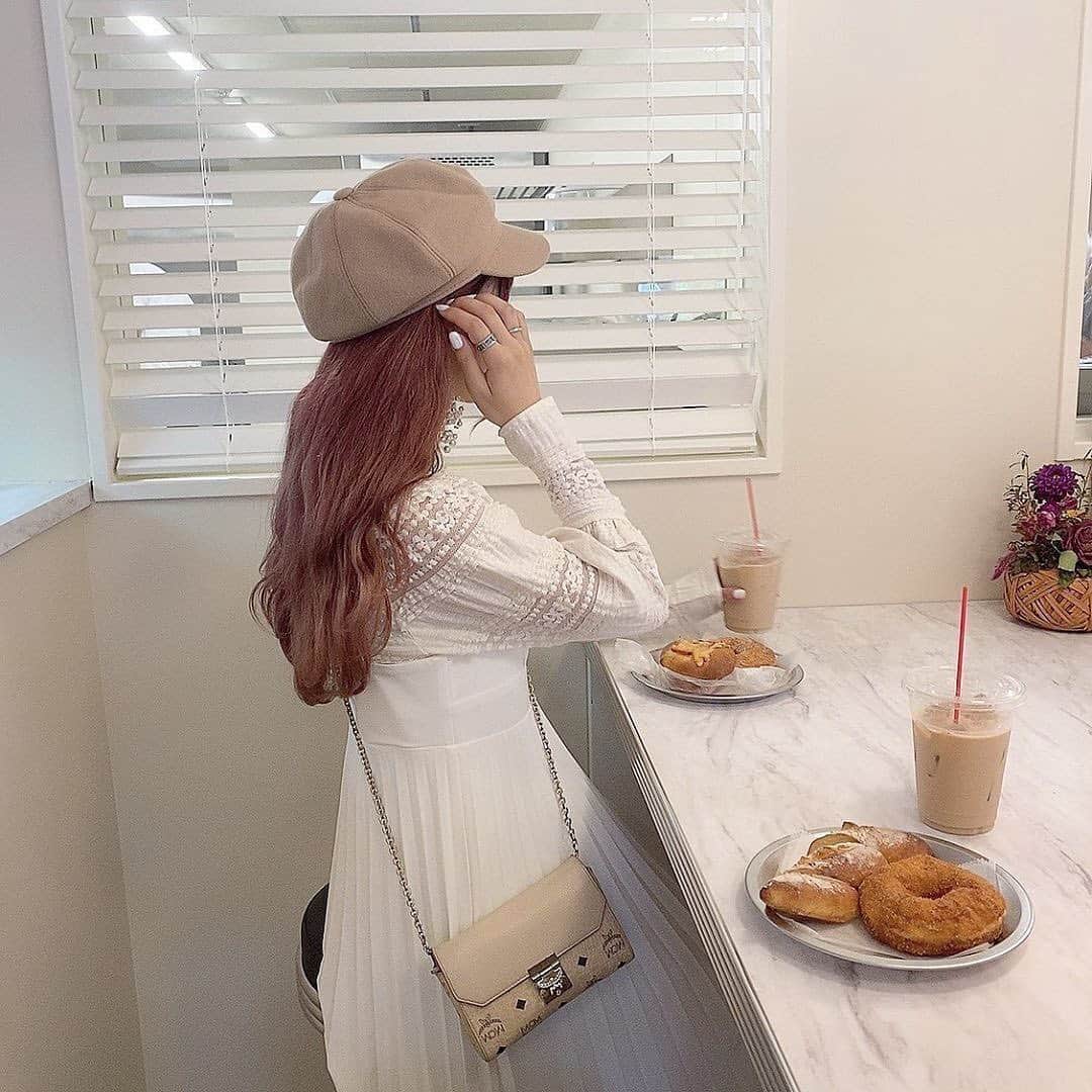 isutaさんのインスタグラム写真 - (isutaInstagram)「あの大人気パン屋さん「chigaya」の新店舗は﻿ “ドーナツ”が主役？♡﻿ ﻿ ﻿ 東京・日本橋にあるフードコートcommissaryの中にオープンした「chigaya bakery」。﻿ ﻿ ﻿ 根強いファンの多いパン屋「chigaya」の新店舗である「chigaya bakery」は、ニューヨークのドーナツ屋さんをイメージしたそうで、いろいろな味のドーナツが楽しめます♪﻿ ﻿ ﻿ シンプル味のシュガーやシナモン、さくらんぼがちょこんと乗ったホイップクリームたっぷりのドーナツなどバリエーションが豊富なんだそう◎﻿ ﻿ ﻿ 海外に来たかのような空間はどこをきりとってもかわいいですよね♪﻿ ﻿ ﻿ ぜひchigayaの新店舗をチェックしてみてくださいね！﻿ ﻿ ﻿ 【chigaya bakery】﻿ 住所：東京都中央区日本橋本町3-11-5 commissary内 ﻿ ﻿ ﻿ photo by﻿ @mgmilk___﻿ @shokohomma﻿ @r___158﻿ ﻿ ﻿ #isuta #イスタ #isutapic﻿ #isutacafe #カフェ巡り #おしゃれカフェ﻿ #カフェスタグラム #東京カフェ #東京カフェ巡り﻿ #cafe #日本橋カフェ #日本橋カフェ巡り ﻿ #chigayabakery #commissary #東京グルメ﻿ #パン屋 #ベーカリー #ドーナツ﻿ #cafestagram #カフェ #カフェ好き﻿ #お洒落な人と繋がりたい ﻿ #カフェ好きな人と繋がりたい」10月22日 12時15分 - isuta_jp