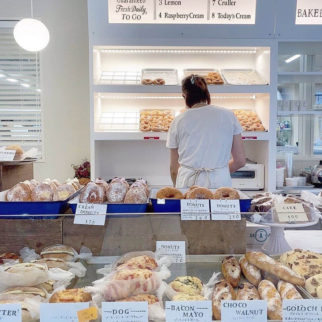 isutaさんのインスタグラム写真 - (isutaInstagram)「あの大人気パン屋さん「chigaya」の新店舗は﻿ “ドーナツ”が主役？♡﻿ ﻿ ﻿ 東京・日本橋にあるフードコートcommissaryの中にオープンした「chigaya bakery」。﻿ ﻿ ﻿ 根強いファンの多いパン屋「chigaya」の新店舗である「chigaya bakery」は、ニューヨークのドーナツ屋さんをイメージしたそうで、いろいろな味のドーナツが楽しめます♪﻿ ﻿ ﻿ シンプル味のシュガーやシナモン、さくらんぼがちょこんと乗ったホイップクリームたっぷりのドーナツなどバリエーションが豊富なんだそう◎﻿ ﻿ ﻿ 海外に来たかのような空間はどこをきりとってもかわいいですよね♪﻿ ﻿ ﻿ ぜひchigayaの新店舗をチェックしてみてくださいね！﻿ ﻿ ﻿ 【chigaya bakery】﻿ 住所：東京都中央区日本橋本町3-11-5 commissary内 ﻿ ﻿ ﻿ photo by﻿ @mgmilk___﻿ @shokohomma﻿ @r___158﻿ ﻿ ﻿ #isuta #イスタ #isutapic﻿ #isutacafe #カフェ巡り #おしゃれカフェ﻿ #カフェスタグラム #東京カフェ #東京カフェ巡り﻿ #cafe #日本橋カフェ #日本橋カフェ巡り ﻿ #chigayabakery #commissary #東京グルメ﻿ #パン屋 #ベーカリー #ドーナツ﻿ #cafestagram #カフェ #カフェ好き﻿ #お洒落な人と繋がりたい ﻿ #カフェ好きな人と繋がりたい」10月22日 12時15分 - isuta_jp