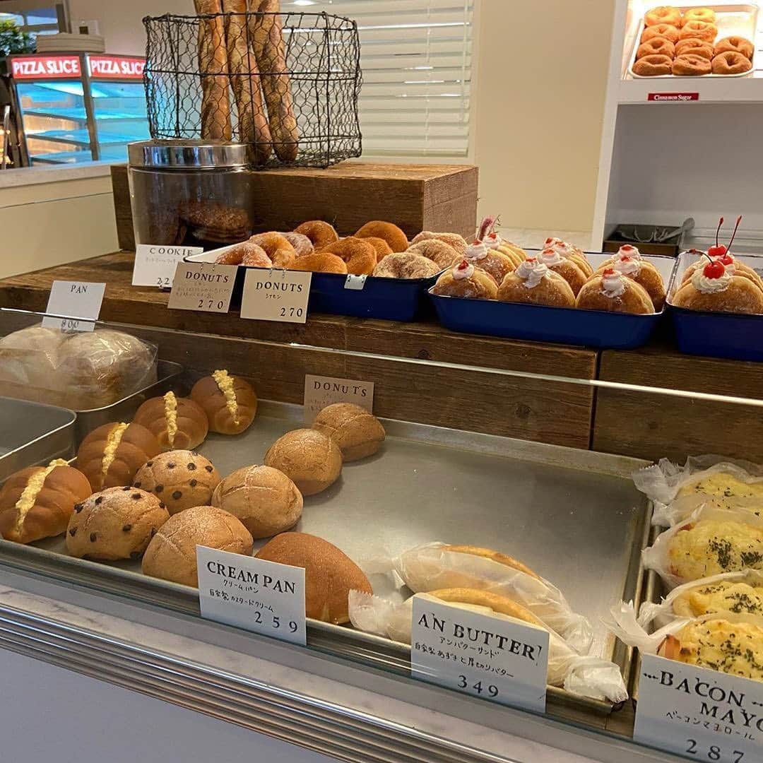 isutaさんのインスタグラム写真 - (isutaInstagram)「あの大人気パン屋さん「chigaya」の新店舗は﻿ “ドーナツ”が主役？♡﻿ ﻿ ﻿ 東京・日本橋にあるフードコートcommissaryの中にオープンした「chigaya bakery」。﻿ ﻿ ﻿ 根強いファンの多いパン屋「chigaya」の新店舗である「chigaya bakery」は、ニューヨークのドーナツ屋さんをイメージしたそうで、いろいろな味のドーナツが楽しめます♪﻿ ﻿ ﻿ シンプル味のシュガーやシナモン、さくらんぼがちょこんと乗ったホイップクリームたっぷりのドーナツなどバリエーションが豊富なんだそう◎﻿ ﻿ ﻿ 海外に来たかのような空間はどこをきりとってもかわいいですよね♪﻿ ﻿ ﻿ ぜひchigayaの新店舗をチェックしてみてくださいね！﻿ ﻿ ﻿ 【chigaya bakery】﻿ 住所：東京都中央区日本橋本町3-11-5 commissary内 ﻿ ﻿ ﻿ photo by﻿ @mgmilk___﻿ @shokohomma﻿ @r___158﻿ ﻿ ﻿ #isuta #イスタ #isutapic﻿ #isutacafe #カフェ巡り #おしゃれカフェ﻿ #カフェスタグラム #東京カフェ #東京カフェ巡り﻿ #cafe #日本橋カフェ #日本橋カフェ巡り ﻿ #chigayabakery #commissary #東京グルメ﻿ #パン屋 #ベーカリー #ドーナツ﻿ #cafestagram #カフェ #カフェ好き﻿ #お洒落な人と繋がりたい ﻿ #カフェ好きな人と繋がりたい」10月22日 12時15分 - isuta_jp
