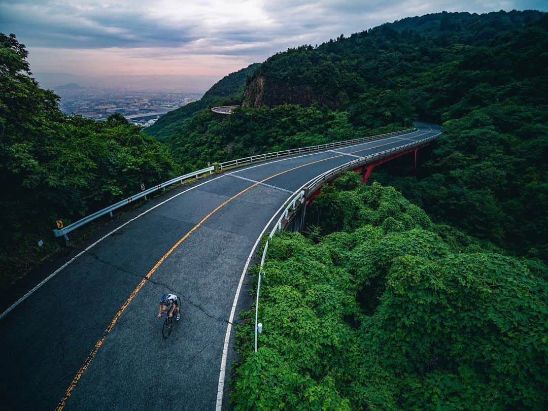 Bi Rod by Lumica.のインスタグラム：「【Bi Rod Creator's Photo】 ＃018 ■Photo by 木村琢磨 @takuma_kimura_photo  ■Photo at 鷲羽山スカイライン Washuzan Skyline  2017/ 6  ■Equipment Rod： Bi Rod 6C-7500 Camere: OLYMPUS AIR A01  ↓商品情報はプロフィール欄のURLから公式ストアへ @birod_lumica  #birod #lumica #ルミカ #木村棒 #写真好きな人と繋がりたい #写真 #空中撮影 #空撮 #ハイアングル #ドローン #aerialphotography #notdrone #highangle #olympus #olympusphtotography #olympuscamera #olympusair #岡山 #okayma #鷲羽山スカイライン #Washuzanskyline」