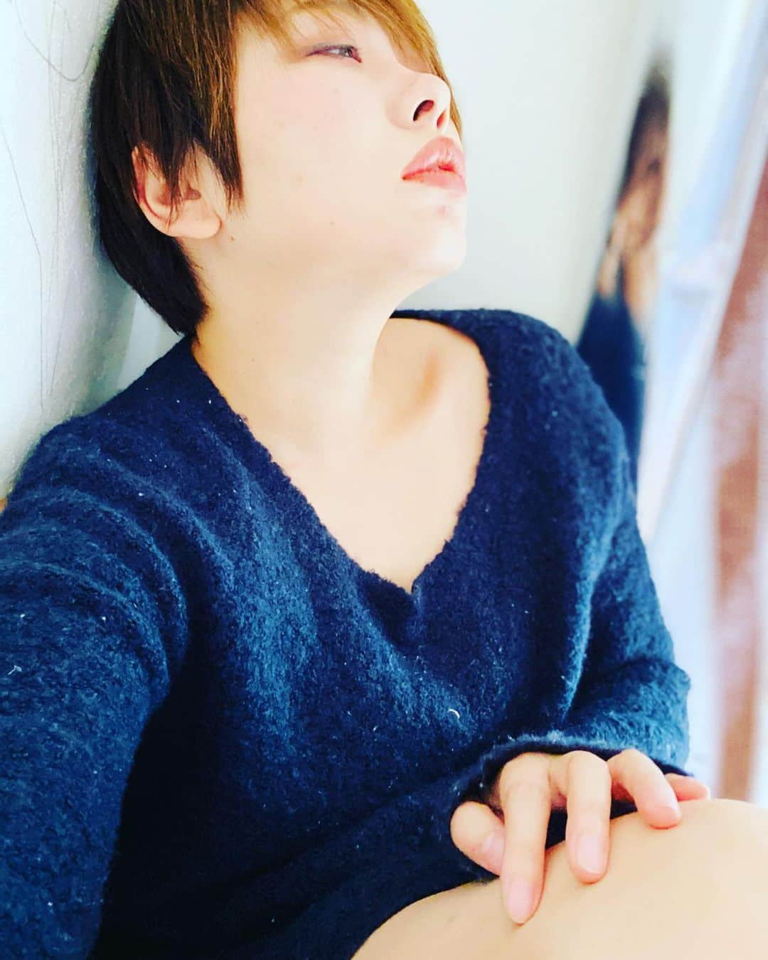 ちゃたさんのインスタグラム写真 - (ちゃたInstagram)「portraitphotography  Web会議終わりました。お昼は何にしましょう。。。 _____________________________________________________ #写真 #世界観  #被写体 #30代 #portraitmodel #photooftheday #ポトレ #photography  #inspiration #ポートレート  #撮られたいわたしも #カメラマンと繋がりたい #ファインダー越しの世界  #portrait #着心地 #撮影モデル #カメラ #linda #portraitphotography #平凡な日常 #ポートレートしま専科 #カメラマン募集 #style #なにげない日常 #beautiful #portraitmood #くつろぎ #ユニクロ #ニット  @c.h.a.t.a.13   リアプリ使わないと顔違うけど俺です！ えー分からないって？だから俺だよ。おれ！！←オレオレ詐欺！！笑。 アプリで撮らないとフォロワーが減るタイプの人です。 でも、たまには自分を晒してみる。可愛くなくともコレも私なので。」10月22日 12時08分 - c.h.a.t.a.13