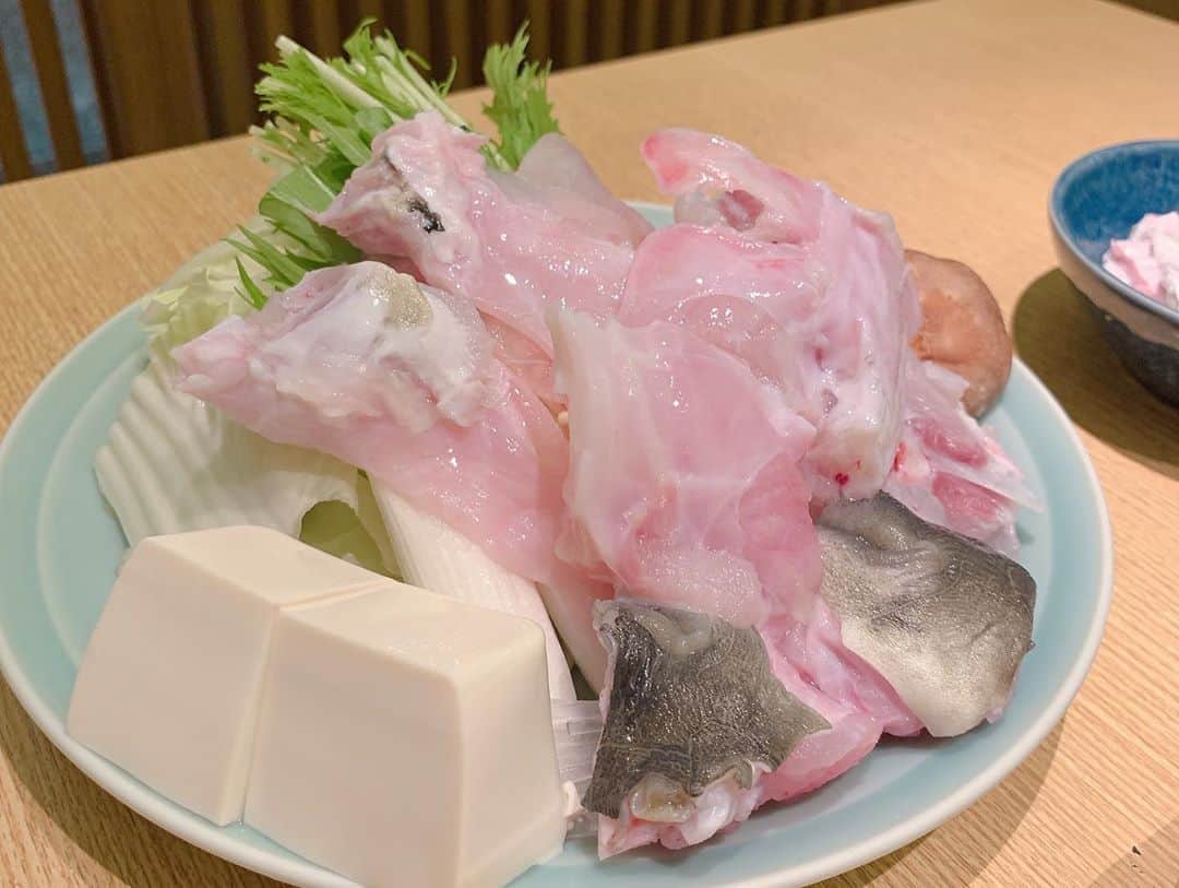金子実加さんのインスタグラム写真 - (金子実加Instagram)「ふぐ鍋食べました🐡 寒くなって来たので鍋が一層美味しく感じる🐡💕 . . . . . . . . . . #河豚　#ふぐ　#ふぐ料理  #ふぐ鍋　#てっさ　#ふぐの皮　#鍋　#外食　#dinner #japanstyle #japanesefood #和食」10月22日 12時10分 - kanekomika0127