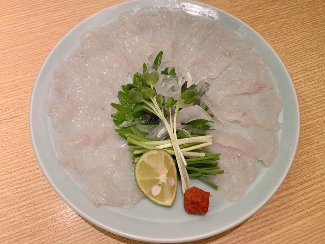 金子実加さんのインスタグラム写真 - (金子実加Instagram)「ふぐ鍋食べました🐡 寒くなって来たので鍋が一層美味しく感じる🐡💕 . . . . . . . . . . #河豚　#ふぐ　#ふぐ料理  #ふぐ鍋　#てっさ　#ふぐの皮　#鍋　#外食　#dinner #japanstyle #japanesefood #和食」10月22日 12時10分 - kanekomika0127