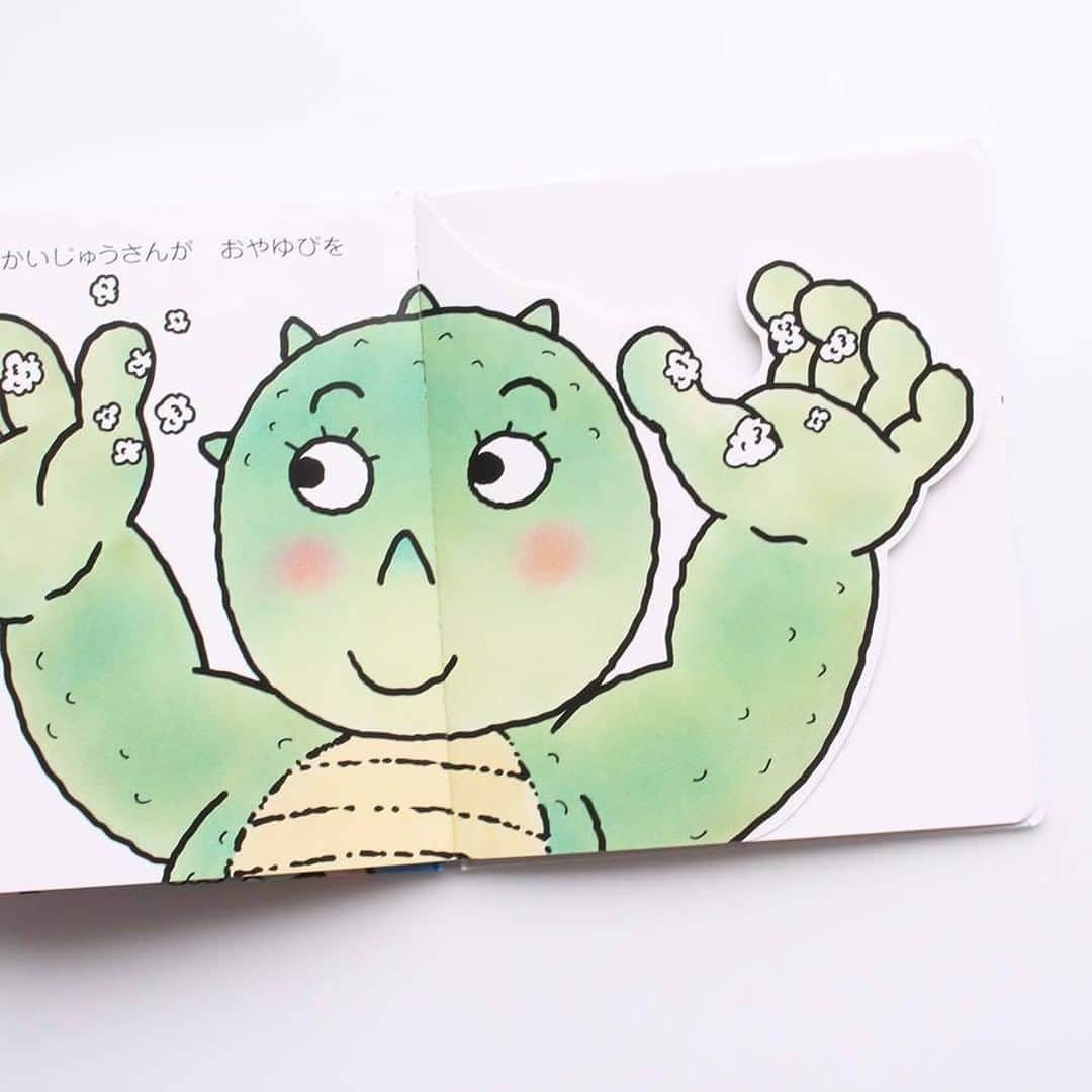 偕成社さんのインスタグラム写真 - (偕成社Instagram)「【著者インタビュー】しかけ絵本シリーズ「あかちゃんのあそびえほん」の最新刊『てあらいできるかな』🧼本日発売です！  著者のきむらゆういちさんが、新型コロナウイルスの感染拡大をうけて「いまこそ手洗いの大切さを伝えるとき！」と、3ヶ月で絵を描いてくださいました。  しかけつきでたのしく、ていねいな手洗いに親しめる絵本です。偕成社HPの書籍詳細からは、洗面所にはってつかえるてあらいポスターもダウンロードできます◎  ▼インタビューも公開中（ @kaiseish_pr のハイライトからもとべます） https://kaiseiweb.kaiseisha.co.jp/a/ath/ath2010/  #てあらいできるかな #てあらい #手洗い #きむらゆういち #いないいないばああそび #あかちゃんのあそびえほん  #偕成社 #kaiseisha #公式アカウント #絵本 #児童書」10月22日 12時10分 - kaiseisha_pr