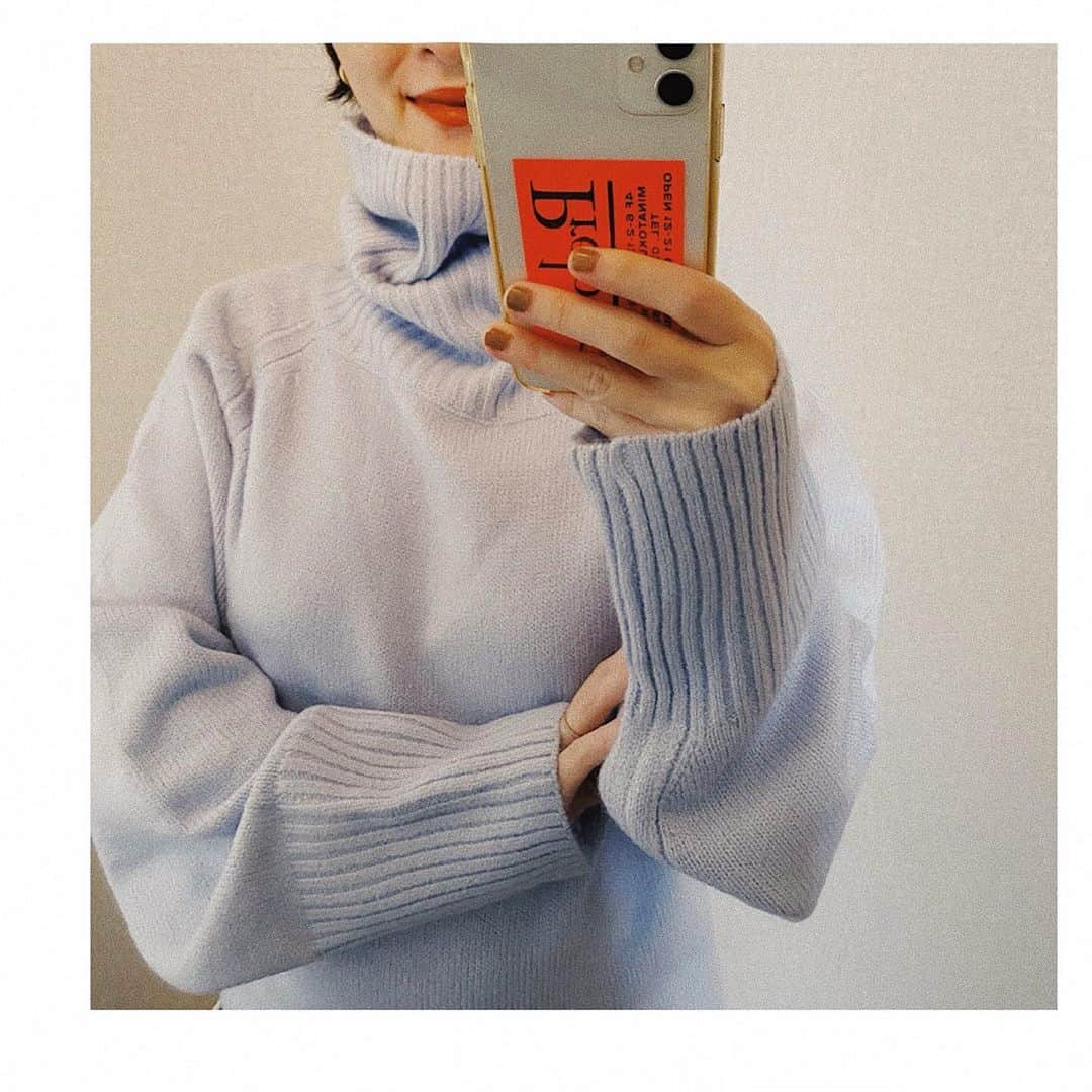 のインスタグラム：「これからの時期寒くなるからボリュームある ニットが🧶大活躍！！ ネックのボリューム感が顔周りをスッキリ見せてくれる！！ ４０%クーポンも出てましたよ🙄‼️ .  @fifth_store  #fifth#fifthtl#フィフス#トレンド#ニット#秋コーデ#ニット #低身長コーデ#ニットコーデ#ファッション#カジュアル #オフタートルソフトタッチニット」