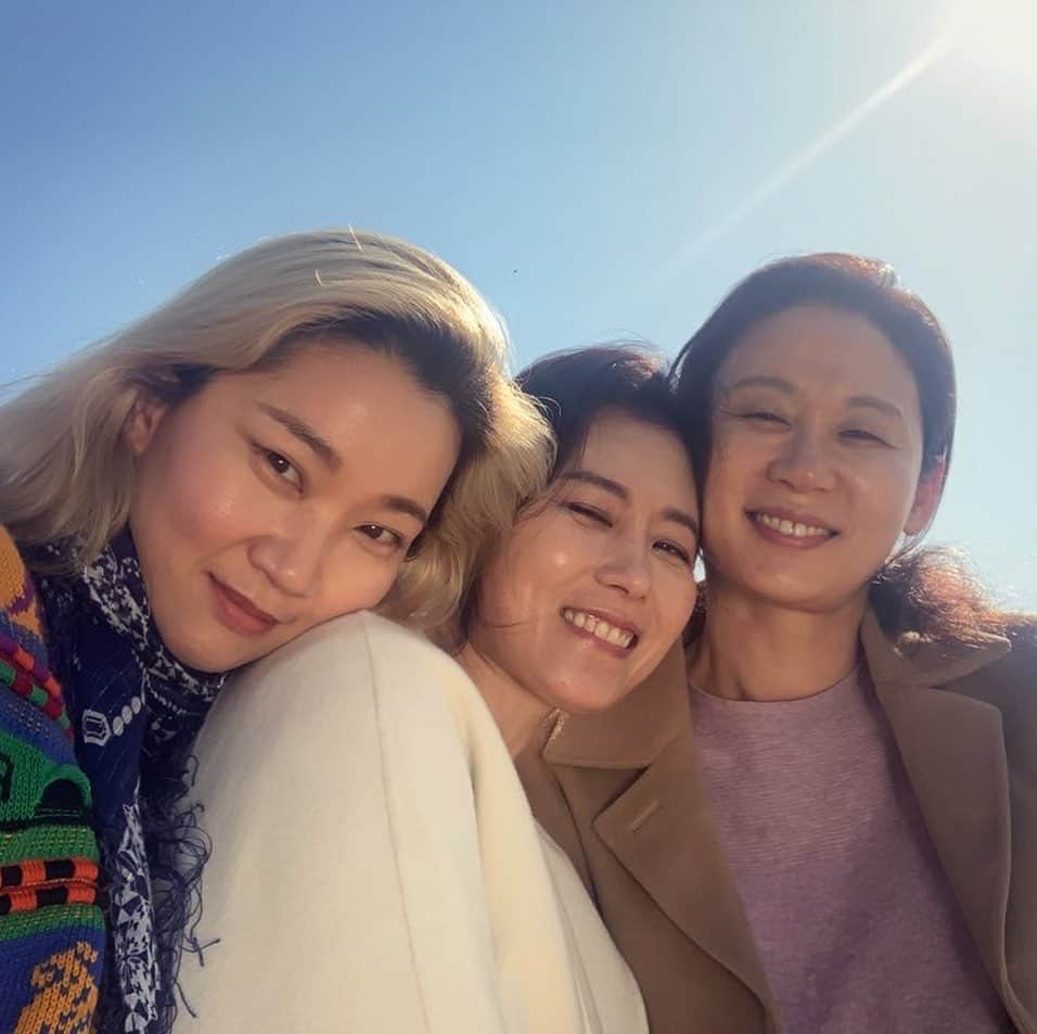 チャン・ユンジュのインスタグラム：「제 21회 부산국제영화제 한국영화의 오늘  <파노라마> 섹션 공식초청작 영화 세 자매가  10월 30일 해운대 영화의 전당 중극장에서  저녁 8시 30분에 상영됩니다.  관람 후에 GV도 한다고 하네요.  오실 계획 있으시면 우리 그날 만나요 :) 💜🙏🏻 _ #영화세자매  #세자매  #문소리  #김선영  #장윤주 #어서개봉되었으면ㅎ」