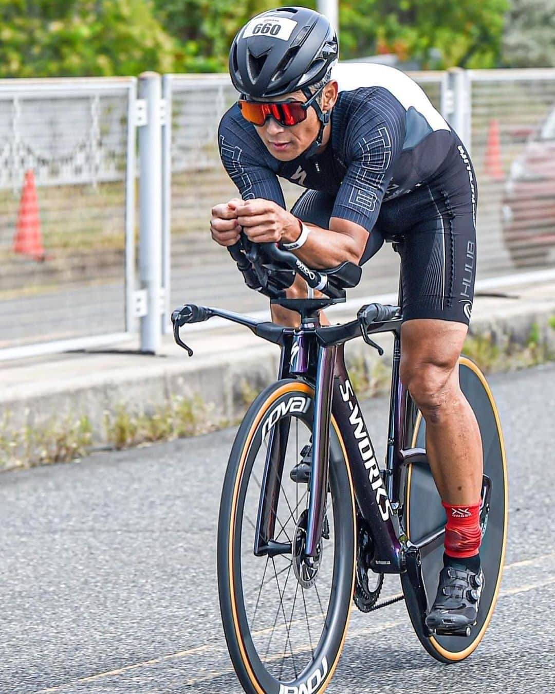竹谷賢二さんのインスタグラム写真 - (竹谷賢二Instagram)「#IM703セントレア バイクパート 1周目、コースと路面チェックのため抑え気味に、まだ密集少なく追い風向い風が気になるくらい。一本調子で抜き続けることになるので「右います」「右から抜きます」と注意喚起を連呼しながら、とりわけ狭いコースで行われるMTBの耐久レースで速度差ある状況で長年に渡り染み付いている。 2周目、踏まえて向い風でパワー上げていき、T字区間では流れに合わせて休み、追い風でスピード乗せていく。概ね向い風40kph、追い風45kphであった。 3周目、明らかに密集高くなり始め、ドラフティング&ブロッキング集団が広がり始めてきた。この状況では速度差ないとまとまってしまうのは避けられないだろうから、声かけしつつ追い越していく。 そして4周目シビアアクシデントにより中断、心痛く切に無事を願う。 今年最初で最後となったレースライド、#シヴディスク のエアロ改善効果は確かめられる状況ではなかったが、エアロバーを替え高さにも余裕を持たせて、#低くより小さく なることを肩の可動域改善で狙っい、動きの自由度が広がることで視界と操作の余裕も出た。 あらためてボトルよりハイドレーションの便利さを実感、#ラピーデ 前輪の安定性、#321ディスク の滑らかなスピード維持性は、レースでの優位性がやはり高い。 42km平均254wでFTP85%は余裕十分で90kmは持続可能、インドア&実走行シミュレーション通りの余裕があった。 #コナチャレ #トライアスロン #バイク #スペシャライズド #huub #ガーミン #エッジ1030プラス #smithoptics #コンプレスポーツ #エンデュアライフ」10月22日 12時13分 - tktakeyakenji