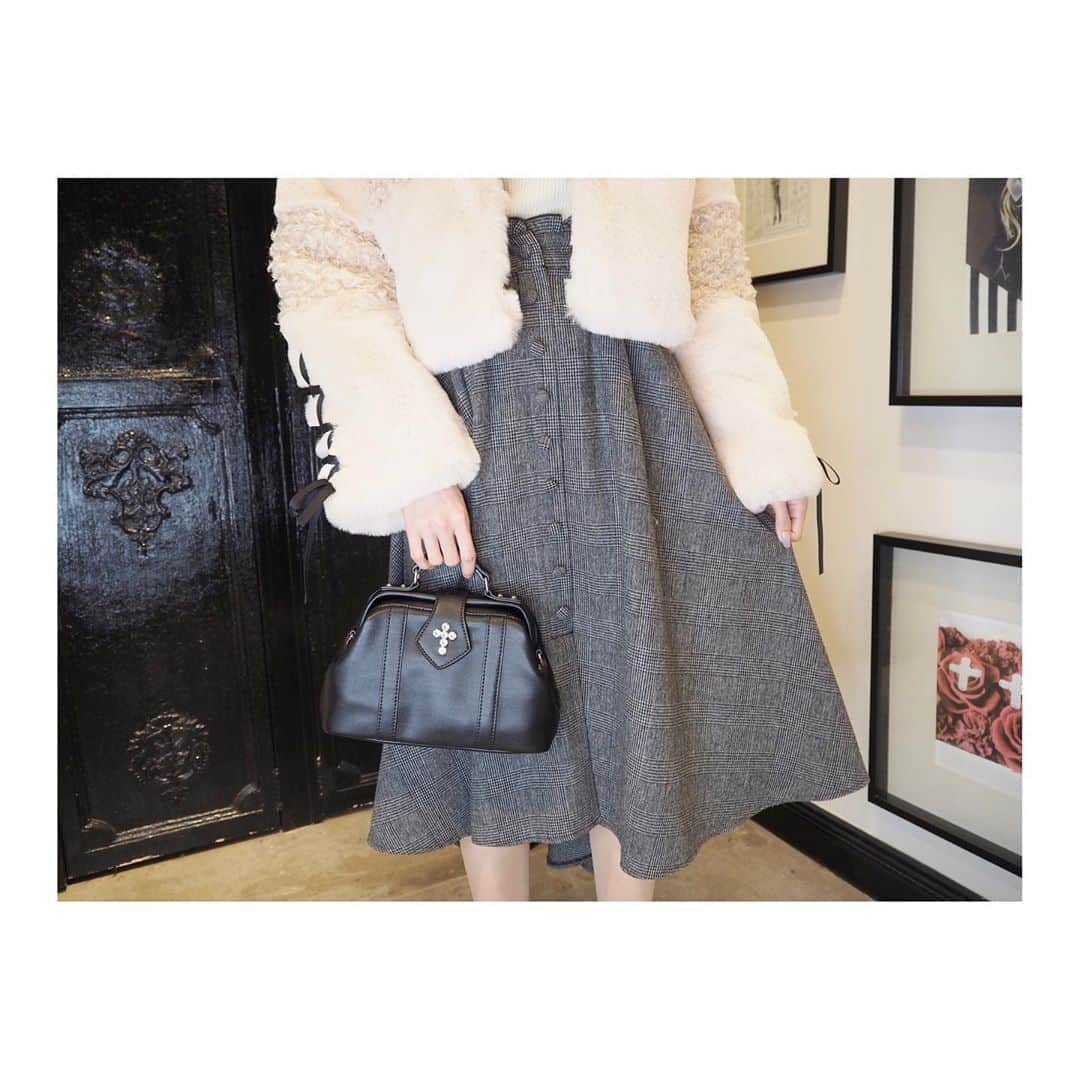 EATMEさんのインスタグラム写真 - (EATMEInstagram)「10.22 update... #EATME #OCTOBER #NEW #ITEM . TOP画面のURLからEATME WEB  STOREをCHECK▶︎▶︎▶︎ @eatme_japan . 🌹レースアップスリーブフェイクファーショートコート ¥20,000(＋tax) O/WHT.PNK.BLK ☑︎FREE ※10.23発売予定 . 🌹リボンワンショルニットトップ ¥9,000(＋tax) O/WHT.LVD.BLK ☑︎FREE ※10.23発売予定 .  🌹FRONTボタンイレヘムスカート ¥11,800(＋tax) MIX.BEG.BLK ☑︎S/M ※発売中 . 🌹レディショルダーバッグ ¥12,000(+tax) BLK.GRN.BEG ※発売中 . 🌹レースアップショートブーツ ¥13,600(+tax) MIX.BEG.BLK ☑︎S/M/L ※発売中 . #EATME_COORDINATE #eatmejapan #イートミー」10月22日 12時23分 - eatme_japan