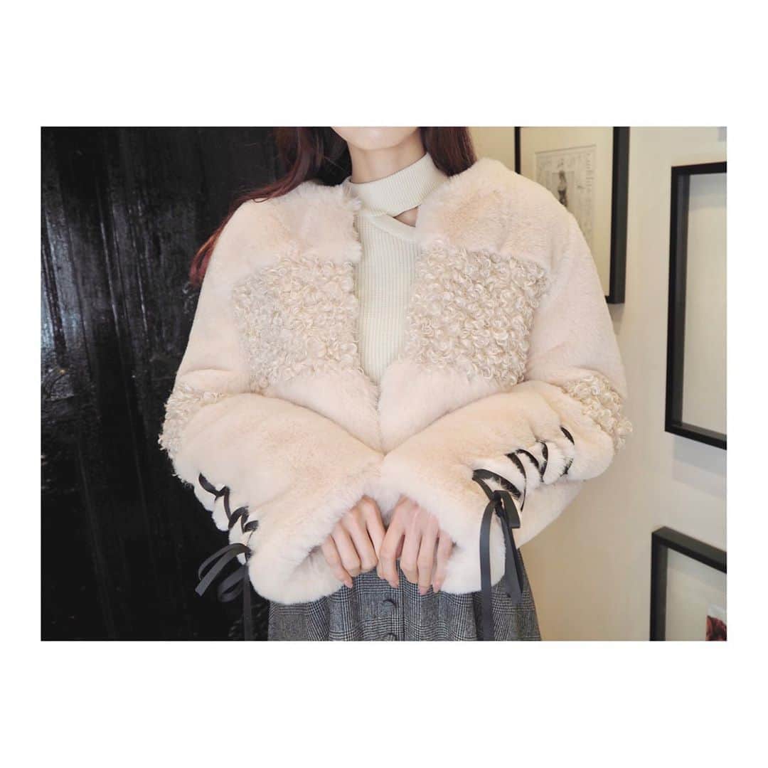 EATMEさんのインスタグラム写真 - (EATMEInstagram)「10.22 update... #EATME #OCTOBER #NEW #ITEM . TOP画面のURLからEATME WEB  STOREをCHECK▶︎▶︎▶︎ @eatme_japan . 🌹レースアップスリーブフェイクファーショートコート ¥20,000(＋tax) O/WHT.PNK.BLK ☑︎FREE ※10.23発売予定 . 🌹リボンワンショルニットトップ ¥9,000(＋tax) O/WHT.LVD.BLK ☑︎FREE ※10.23発売予定 .  🌹FRONTボタンイレヘムスカート ¥11,800(＋tax) MIX.BEG.BLK ☑︎S/M ※発売中 . 🌹レディショルダーバッグ ¥12,000(+tax) BLK.GRN.BEG ※発売中 . 🌹レースアップショートブーツ ¥13,600(+tax) MIX.BEG.BLK ☑︎S/M/L ※発売中 . #EATME_COORDINATE #eatmejapan #イートミー」10月22日 12時23分 - eatme_japan