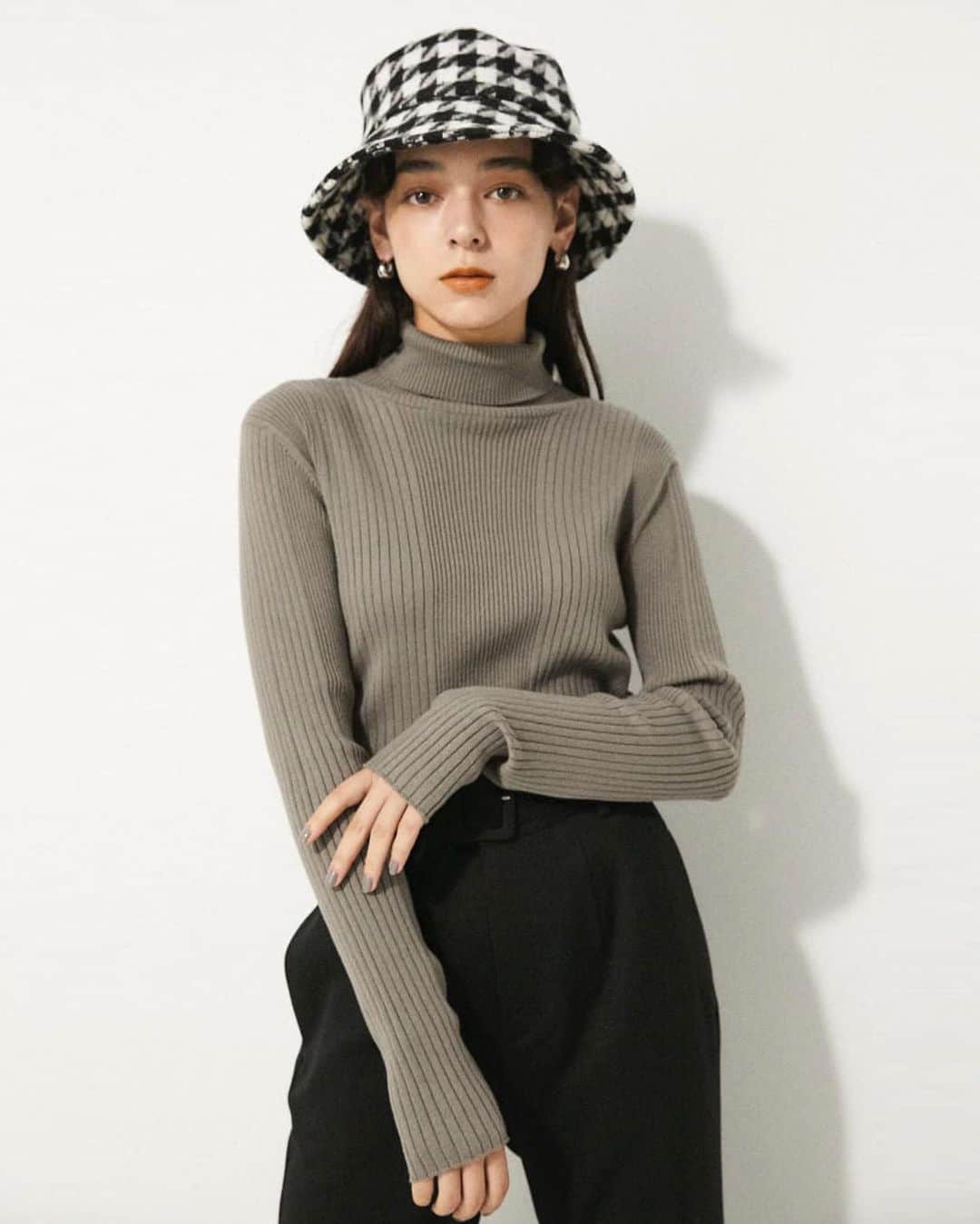SHEL'TTER WEB STOREさんのインスタグラム写真 - (SHEL'TTER WEB STOREInstagram)「AUTUMN - WINTER CARDIGAN & KNIT COLLECTION🧶 ━━━━━━━━━━━━━━━━━━ シンプルな定番品からコーデの主役級デザインのものまで、 今年はカーディガンとニットのバリエーションが豊富！  冬はコートのインやレイヤードにも使える。 袖に少しボリュームがあるアイテムにも注目✨  画像TAPで商品詳細をチェック✔️ ━━━━━━━━━━━━━━━━━━ #SHELTTERWEBSTORE #SWS」10月22日 12時16分 - sheltterwebstore