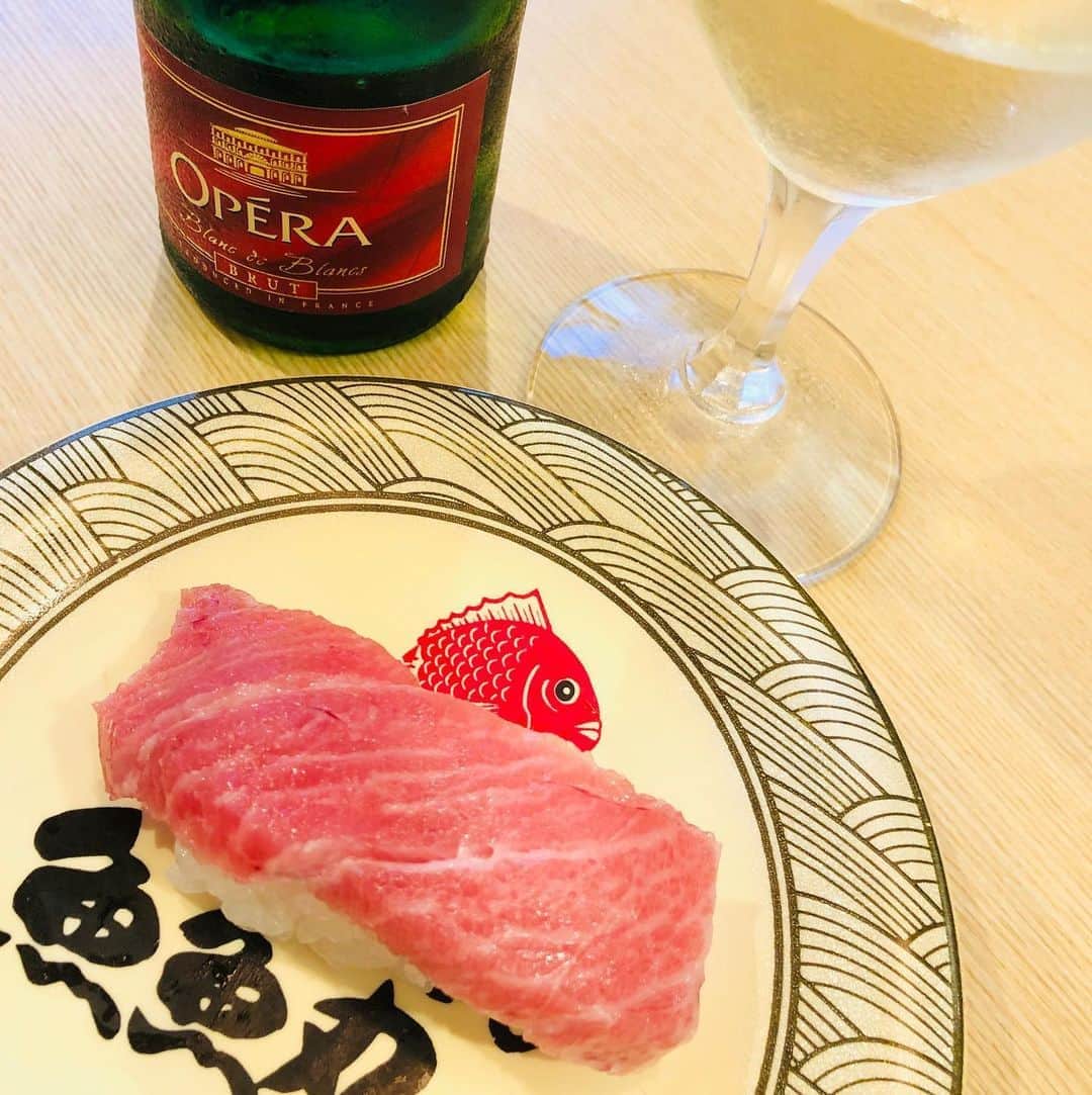 マイケル富岡のインスタグラム：「わあーい♪スパークリングもある♡素晴らしき回転寿司♪では 大トロと♡ wannabite? #sushi #fattytuna #sparklingwine #actor #actorslife #shooting #マイケル富岡 #タレント#俳優 #撮影 #回転寿司 #高級ネタ#コスパ最高 #generalamericanhome」