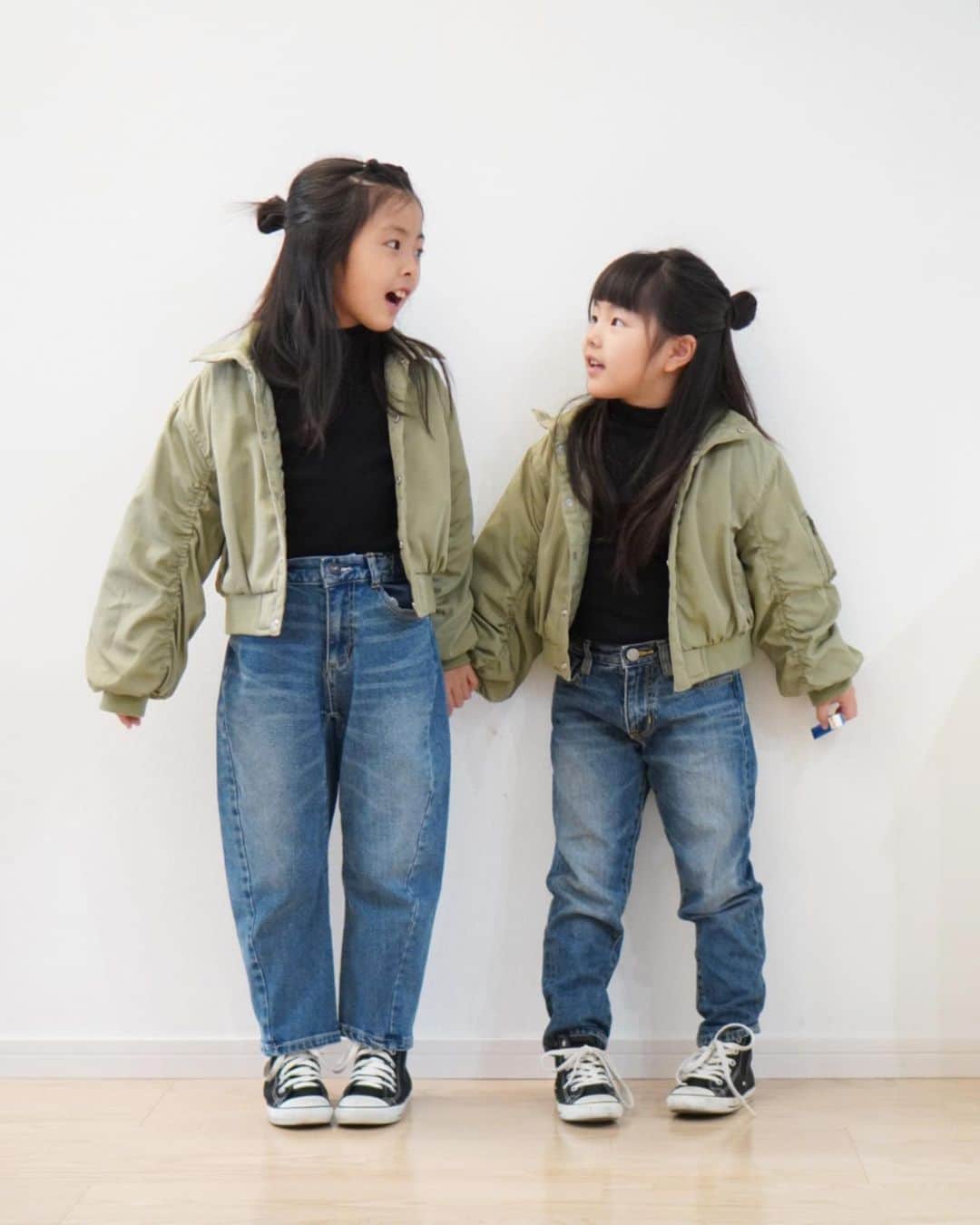 mocchiさんのインスタグラム写真 - (mocchiInstagram)「2020.10.22 こんにちは🌞  よく、こはるちゃん達は写真慣れしてそうだねー！とか言われるんですが。。。  いつも自由に動きまくってるので、基本的に連写してますwww  ポーズしてって言うと固くなりすぎて逆に変だからポーズしてって言わない😂😂😂  なんでうちの子たちってこんなに落ち着きがないんだろうか😇  昨日、小春がお友達に帽子の中にセミの死体を入れられたって泣きながら帰ってきて😨 もぉあの子たちと一緒に帰りたくない！って言い出して😨  1年生同士だし、今回が初めてだし悪ふざけが過ぎただけだと思うんだけど こーゆーのがもし続くようなら、学校とかに相談した方がいいのかなぁ？？  なんかあんまり些細な事でいちいち親が出てたらキリないし 難しいよねーこーゆーのって🙃🙃🙃  #ブランシェス#branshes#ブランシェスコーデ  #秋服」10月22日 12時20分 - mocchi_1126