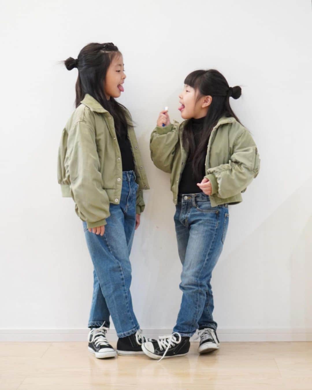 のインスタグラム：「2020.10.22 こんにちは🌞  よく、こはるちゃん達は写真慣れしてそうだねー！とか言われるんですが。。。  いつも自由に動きまくってるので、基本的に連写してますwww  ポーズしてって言うと固くなりすぎて逆に変だからポーズしてって言わない😂😂😂  なんでうちの子たちってこんなに落ち着きがないんだろうか😇  昨日、小春がお友達に帽子の中にセミの死体を入れられたって泣きながら帰ってきて😨 もぉあの子たちと一緒に帰りたくない！って言い出して😨  1年生同士だし、今回が初めてだし悪ふざけが過ぎただけだと思うんだけど こーゆーのがもし続くようなら、学校とかに相談した方がいいのかなぁ？？  なんかあんまり些細な事でいちいち親が出てたらキリないし 難しいよねーこーゆーのって🙃🙃🙃  #ブランシェス#branshes#ブランシェスコーデ  #秋服」