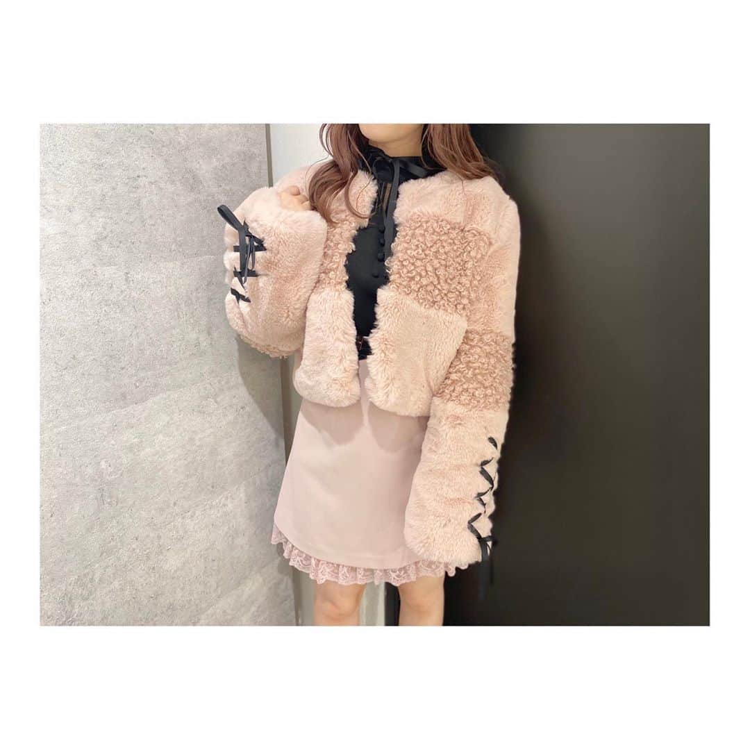 EATMEさんのインスタグラム写真 - (EATMEInstagram)「10.22 update... #EATME #OCTOBER #NEW #ITEM . TOP画面のURLからEATME WEB  STOREをCHECK▶︎▶︎▶︎ @eatme_japan . 🌹レースアップスリーブフェイクファーショートコート ¥20,000(＋tax) BLK.PNK.O/WHT ☑︎FREE ※10.24発売予定 . 🌹ベルテッドレースワンピース ¥13,600(＋tax) PNK.BEG.BLK ☑︎S/M ※発売中 . #EATME_CODE #eatmejapan #イートミー」10月22日 12時21分 - eatme_japan