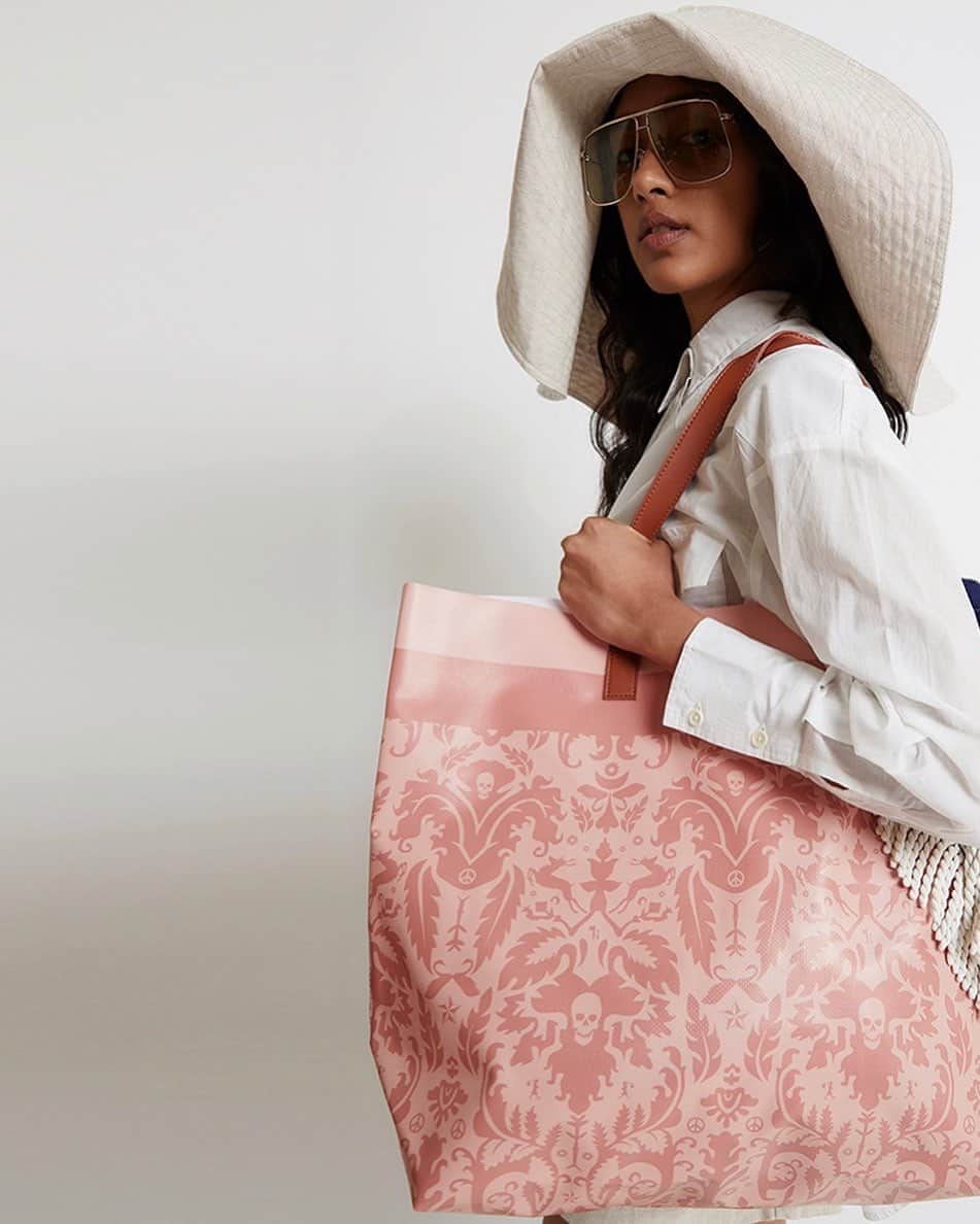 カレンウォーカーのインスタグラム：「You deserve a brilliant summer! We have great sunglasses and a gift to help; all eyewear purchases made in-store and on karenwalker.com over the next 3 days will come with our Filigree Tote.」