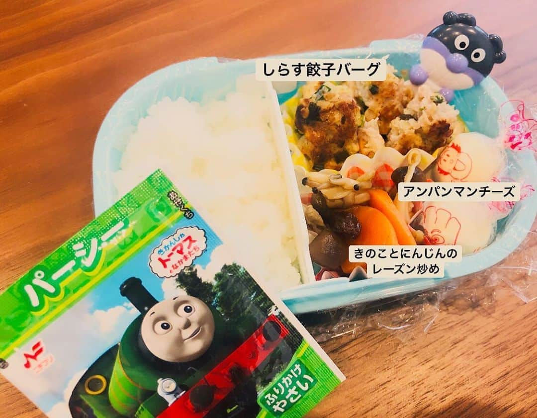 鈴木あきえさんのインスタグラム写真 - (鈴木あきえInstagram)「#本日の息子お弁当 #2歳1ヶ月 #男の子 #男の子ママ #プラスバナナ #もうすぐお兄ちゃん #妊娠9ヶ月  最近 ふりかけをかける行為がとても好きらしく、 自分でかけたら その分もりもりご飯食べてくれます。笑  なので #トーマスふりかけ におんぶに抱っこ😂🤝👏🏻  よく、 『完食してきますか？』 と質問いただくんですが、 うちの場合 ほぼしてきません😂  だいたい3分の2くらいですかね😂  食べムラもしょっちゅう👦🏻  そのうち わんさか食べる日がくるだろうと、 その辺は なんとなくのんびりしちゃってます😂  ✱ ✱  さて 木金はラジオday🍎  今日、このあとは bayfm『The BAY✰LINE』 16:00〜18:55生放送❣️  そして 明日は 文化放送『なな→きゅう』 7:00〜9:00生放送❣️  お時間合うお方 ぜひ 一緒に過ごしましょう😊  では 午後もお天気に気を付けて〜🌈😍」10月22日 12時32分 - akiesuzuki0312