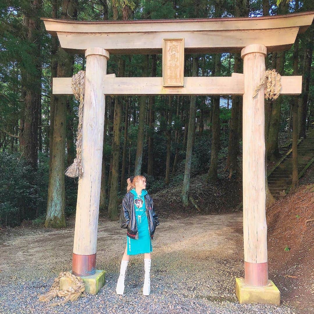 うさたにパイセンさんのインスタグラム写真 - (うさたにパイセンInstagram)「. この前のマツエクデザインが可愛すぎてTwitterで人気でした✨ . . やっぱり上下バサバサがいいよね！！！✨ . . 渋谷のアリーズでネイルも一緒にやってもらったのでまた載せます🤣🤣🤣 . . ありがとうございました✨ . そして1枚目は田舎のおばあちゃんちの近くの鳥居⛩えもたん」10月22日 12時32分 - usatanipaisen1215