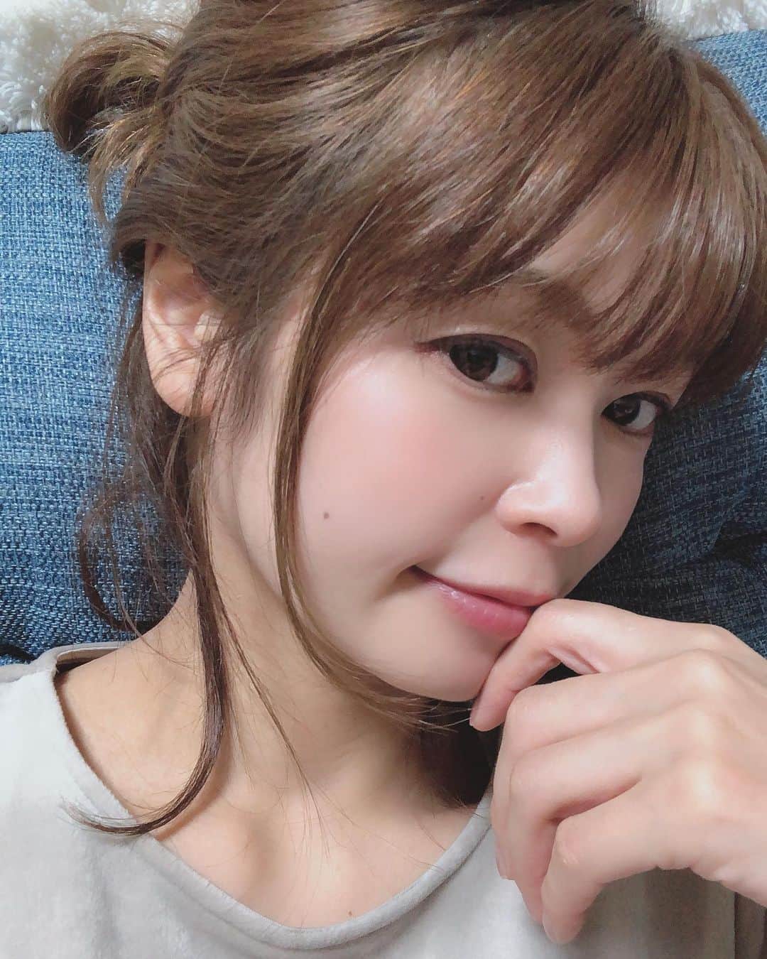 池田彩さんのインスタグラム写真 - (池田彩Instagram)「この前自分で前髪切りました。 いつも切りすぎるんやけど、今回は切りすぎ我慢して、いい具合に切れた✂︎ でもこれだとすぐ伸びそうやから、こまめに切らんとなぁ🙄 ・ ・ ・ ・ ・ ・ ・ ・  #前髪 #bang #セルフカット#cut」10月22日 12時25分 - aya_ikeda_official