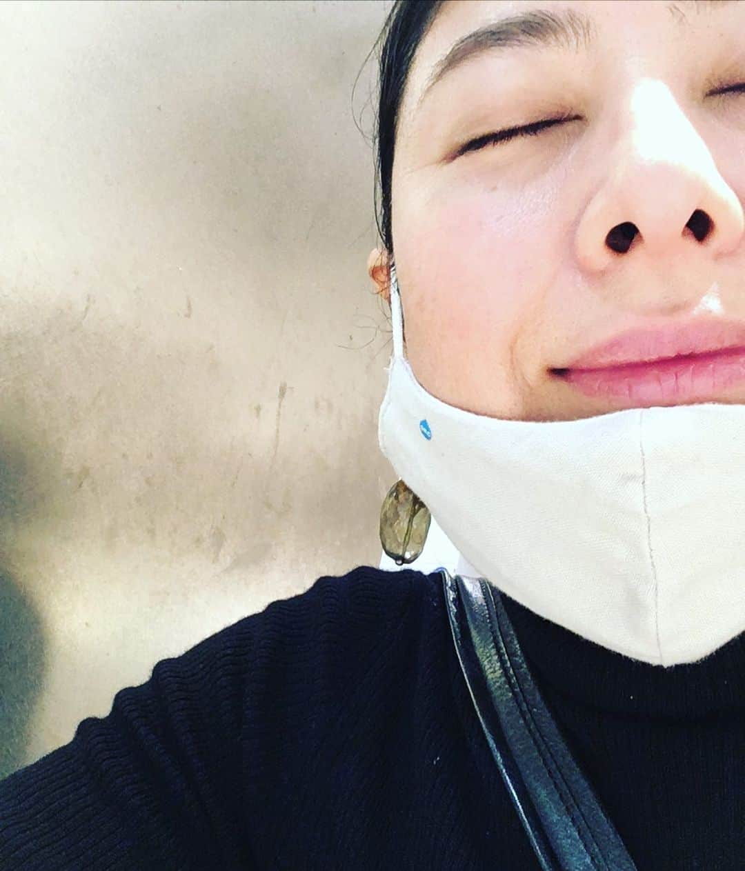 間々田佳子のインスタグラム：「みんなそれぞれ色々悩みはある！  そんな時は ちよっと口角上げるだけでも 気持ちは変わる  0.1mmだけでも 変わる  自分の表情が 自分のココロを助けてくれていると 思うことがよくあります☺️💕✨  みんなもやってみて❣️  #間々田佳子 #セルフメンタルトレーニング  #コアフェイストレーニング #笑顔の効果」