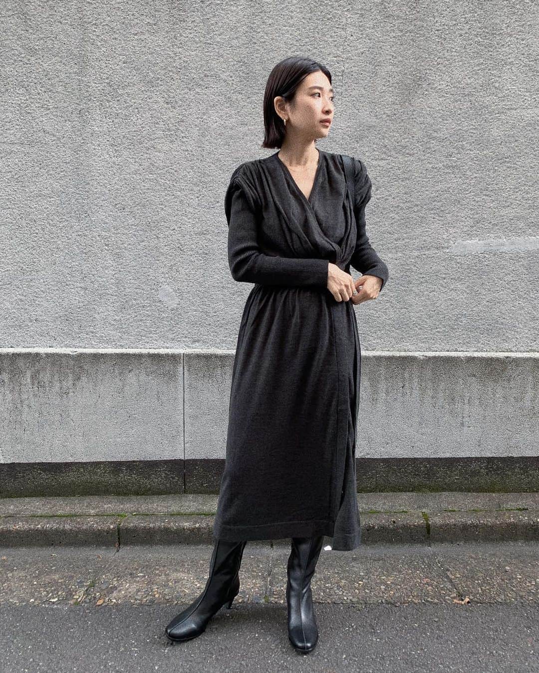 中村真里さんのインスタグラム写真 - (中村真里Instagram)「.  女性らしいカシュクールデザインに、細かく何本も入れたタックディテールでモードさをプラスしたデザインニットドレス。  身頃にはボリュームを持たせ、スリーブはあえて細めに作っています。着用した際、そのボリュームの強弱が生まれ甘すぎないシルエットを意識しました。  ◽︎ Cashcourt knit dress 36着用  #RIMARK_Cashcourtknitdress #RIMARK#RIMARK_staffsnap」10月22日 12時27分 - _marinakamura_