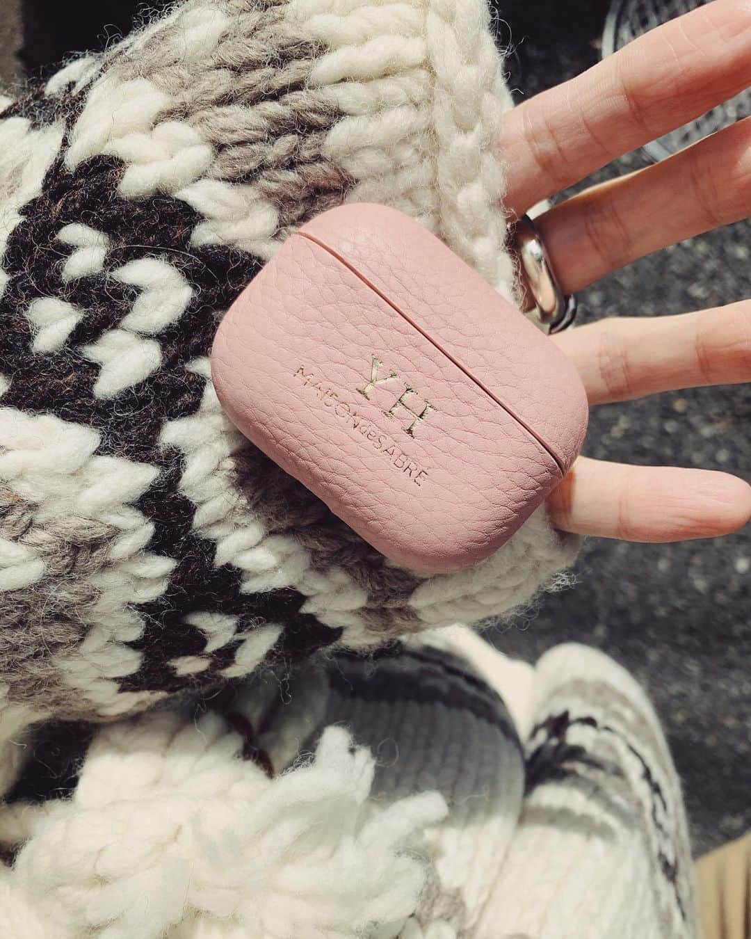 花盛友里のインスタグラム：「わたしの宝物AirPodsちゃんのケースをやっとこさゲット。 ピンクにするか白にするかアホほど悩んでピンクにしましたyo!  @maisondesabre」