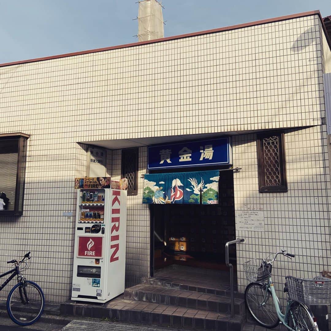 武藤昭平さんのインスタグラム写真 - (武藤昭平Instagram)「銭湯アーカイブ。荒川区東日暮里の黄金湯。2019年4月に営業再開。改装型宮造りフロント銭湯。ロビーの窓際にマイコージャクソンゆっポくん。浴室の脇の壁に田中氏の富士山ペンキ絵。サウナはやってないが水風呂有り。脱衣所も広々。#リハビリ銭湯 #銭湯 #ゆっポくん #風呂 #bath」10月22日 12時40分 - syoheimuto