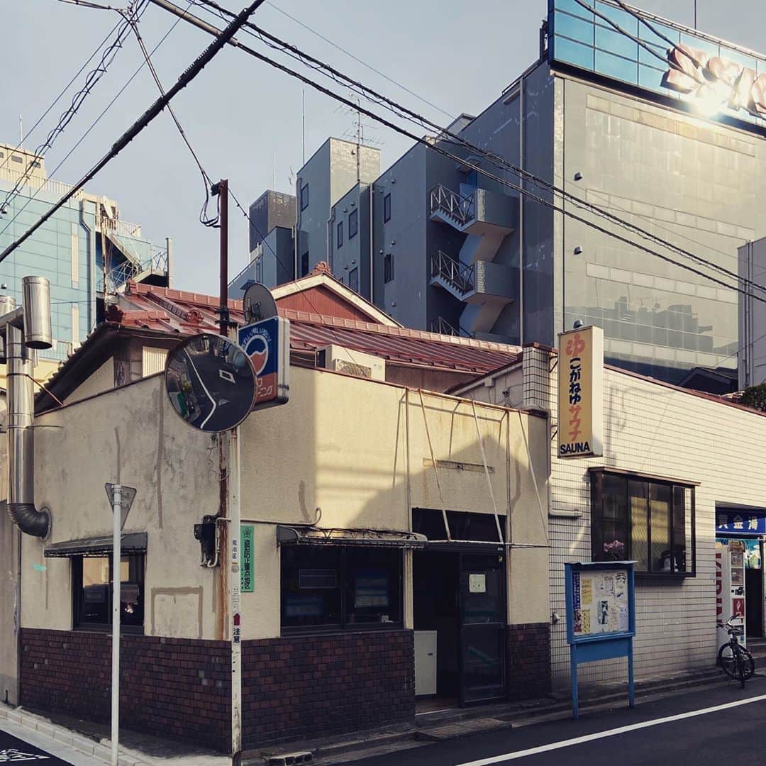 のインスタグラム：「銭湯アーカイブ。荒川区東日暮里の黄金湯。2019年4月に営業再開。改装型宮造りフロント銭湯。ロビーの窓際にマイコージャクソンゆっポくん。浴室の脇の壁に田中氏の富士山ペンキ絵。サウナはやってないが水風呂有り。脱衣所も広々。#リハビリ銭湯 #銭湯 #ゆっポくん #風呂 #bath」