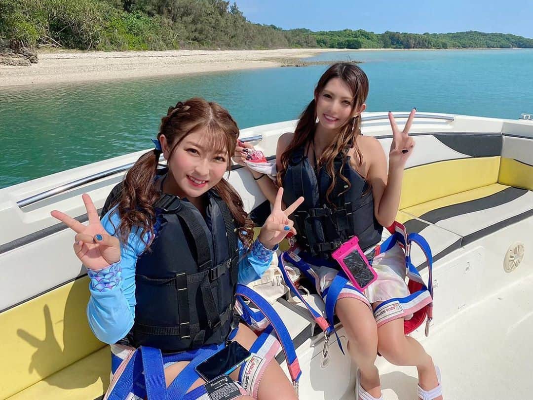 なぁさんのインスタグラム写真 - (なぁInstagram)「. . . はじめてのパラセーリング🪂 . 水にも濡れないし 優雅でめっちゃ良かった☺️ . 酔い止めは飲んだいた方が いいと思う😂 . ゆらゆら〜って感じ✨ . 楽しかった☀️ . #パラセーリング #沖縄 #沖縄旅行 #旅行 #女子旅 #友達 #friends #シーサー #写真 #いいね #love」10月22日 12時34分 - na_tan_dayo_