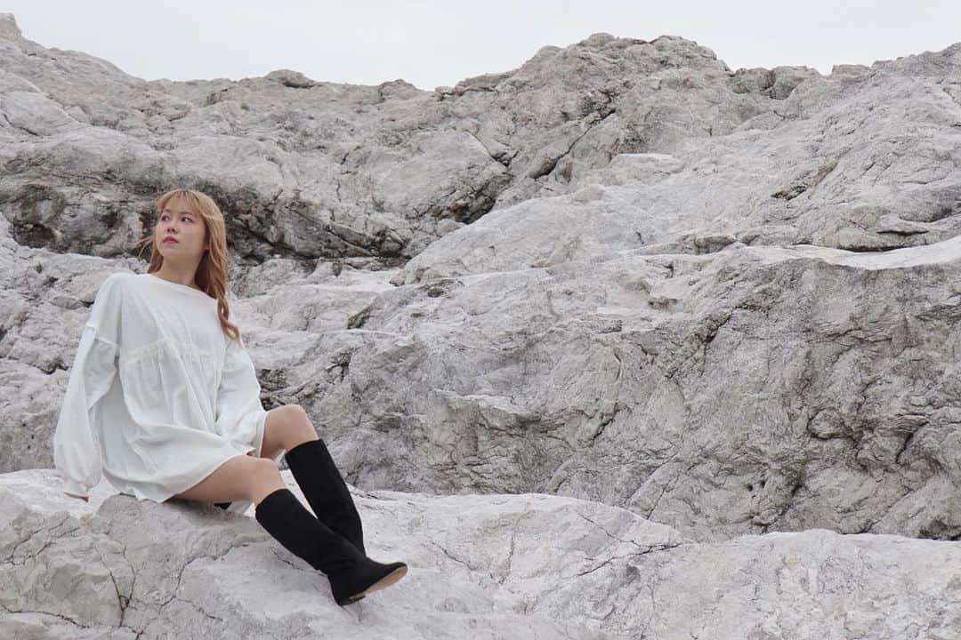 MANA（宮本茉奈）のインスタグラム：「𝐴𝑙𝑙 𝑤ℎ𝑖𝑡𝑒 ﻿ ﻿ 白崎海洋公園シリーズ﻿ ラスト投稿\( ˆˆ )/﻿ ﻿ 観光にいらしてたおじさまおばさまに﻿ 「あんたらスターやろ！？」﻿ って言ってもらえたのが嬉しかった日﻿ ﻿ 笑  #白崎海洋公園 #和歌山旅行 #和歌山観光 #和歌山県 #和歌山インスタ映え #インスタ映え #プチプラコーデ #プチプラ #雨の日コーデ #markcoco #韓国通販 #韓国ファッション #韓国ファッション通販 #ティアードワンピース」
