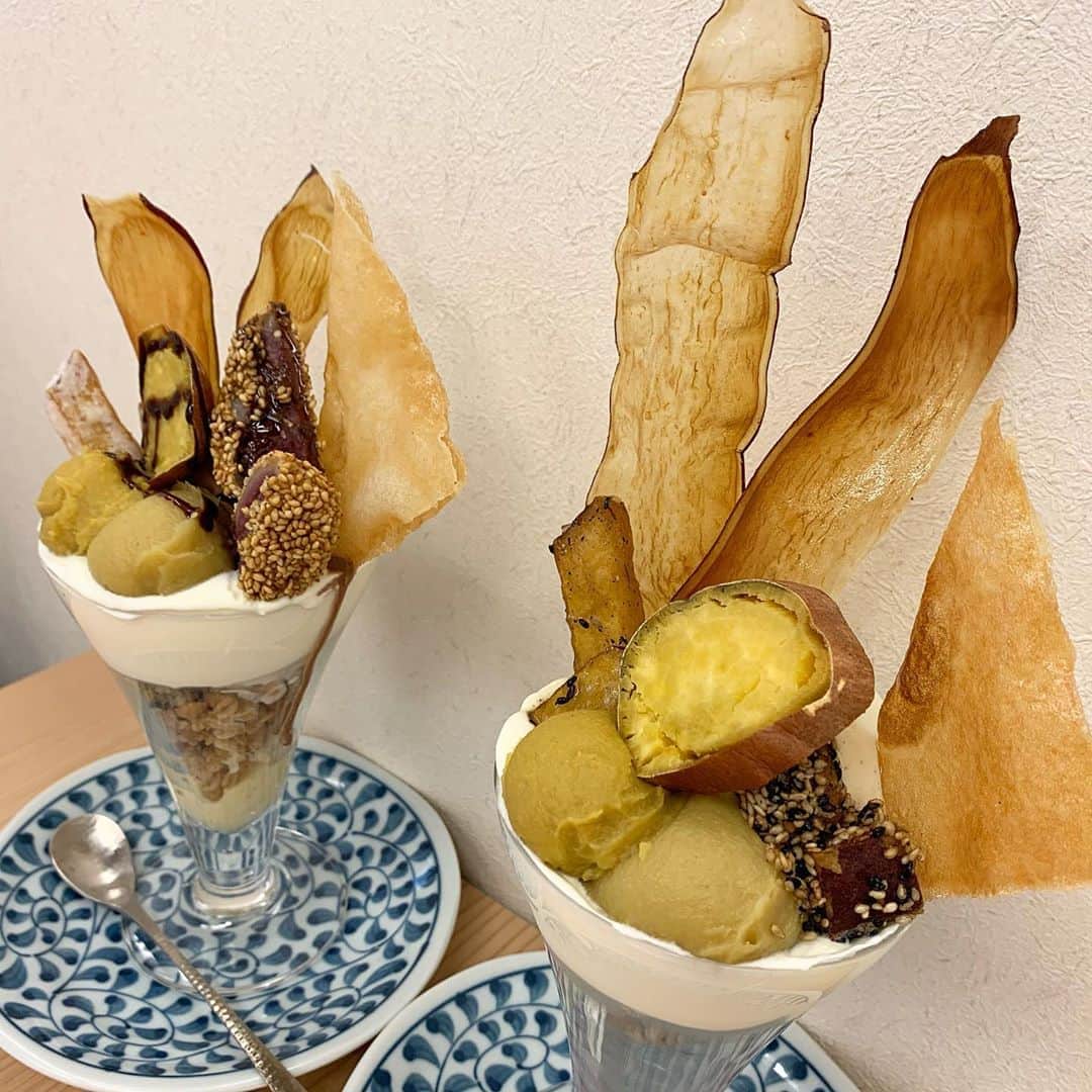 りょうくんグルメさんのインスタグラム写真 - (りょうくんグルメInstagram)「【築地　高級芋菓子しみず】 築地にオープンしたお芋カフェ😏 ㅤㅤㅤㅤㅤㅤㅤㅤㅤㅤㅤㅤㅤ 🏠#築地　#高級芋菓子しみず 🚶‍♂️築地駅徒歩7分 📖贅沢芋パフェ(¥1000+tax) 贅沢芋パフェチョコ(¥1000+tax) ㅤㅤㅤㅤㅤㅤㅤㅤㅤㅤㅤㅤㅤ  お芋専門店の作る大きなお芋パフェ！！！  お芋パフェは通常とチョコの2種類！ 中身たっぷりのボリューミー！ 見映えも味もほんと最高！  ねっとり芋ペースト神的にうまい。 クリームと交わって完璧。 アイスやお芋など乗ってるもの全部うまい。天才。 中には食感のいいグラノーラたっぷりで超食べ応えあり！！！ (メニュー写真に中身が書いてから見てみて！)  店内はテーブル4つ。 綺麗で落ち着いた雰囲気。 お客さんは他にお一人様、女性二人組、カップルの合計3組。店内が落ち着いてて席数多くないからお一人様はしやすい。 オープンで行ったら誰も並んでなかった。 提供までにちょっと時間かかる。 ㅤㅤㅤㅤㅤㅤㅤㅤㅤㅤㅤㅤㅤ  インスタフォローで焼き芋一つプレゼントキャンペーンやってた！！！  テイクアウトの方もあって、みんなお土産買って帰ってた！芋好きにはたまらんね！ すでに話題になりつつあるから早めに行くのがいいよ！ オススメ！  東京都中央区築地6-21-4 築地大長ビル 1F  11:00～18:00」10月22日 12時36分 - uryo1113