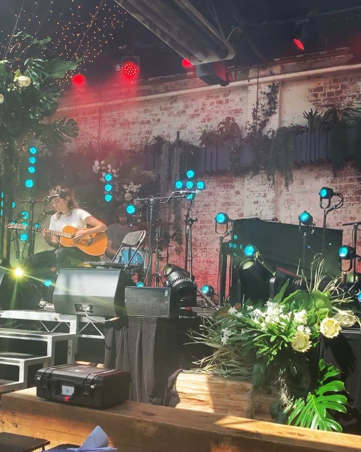 コートニー・バーネットのインスタグラム：「One year ago today, soundcheckin for MTV unplugged with the angelic harmonies of Lucy, Bones & Dave ❤️❤️❤️❤️ Video by @thomy.sloane (🎵So Long, Marianne by Leonard Cohen)」