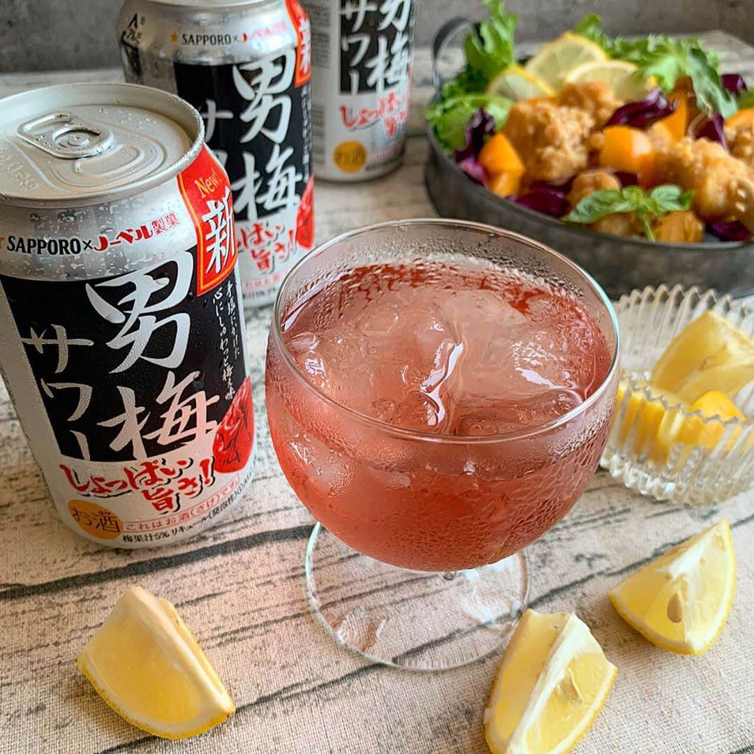 サッポロビールさんのインスタグラム写真 - (サッポロビールInstagram)「☆ 追いレモン 男梅サワー🍸  ＝＝＝＝＝＝＝＝＝＝＝＝＝＝  レモンを男ウメサワーの中へ🍋  梅のしょっぱさに 檸檬のすっぱさが加わり 爽やかな味わいなり🌿  ＝＝＝＝＝＝＝＝＝＝＝＝＝＝  #男梅サワー _ #男梅#梅#サワー#サッポロで乾杯#簡単レシピ#おつまみ#おうち居酒屋#おうち飲み#家が好き#家飲み#家活#居酒屋#夜ご飯#うちで過ごそう#おうち時間#居酒屋メニュー#絶品グルメ#おうちごはん#レシピ#料理男子#仕事終わりの一杯#野菜料理#ハロウィン#ハロウィーン#halloween _ #サッポロ#サッポロビール#sapporobeer#乾杯をもっとおいしく」10月22日 12時36分 - sapporobeer.jp