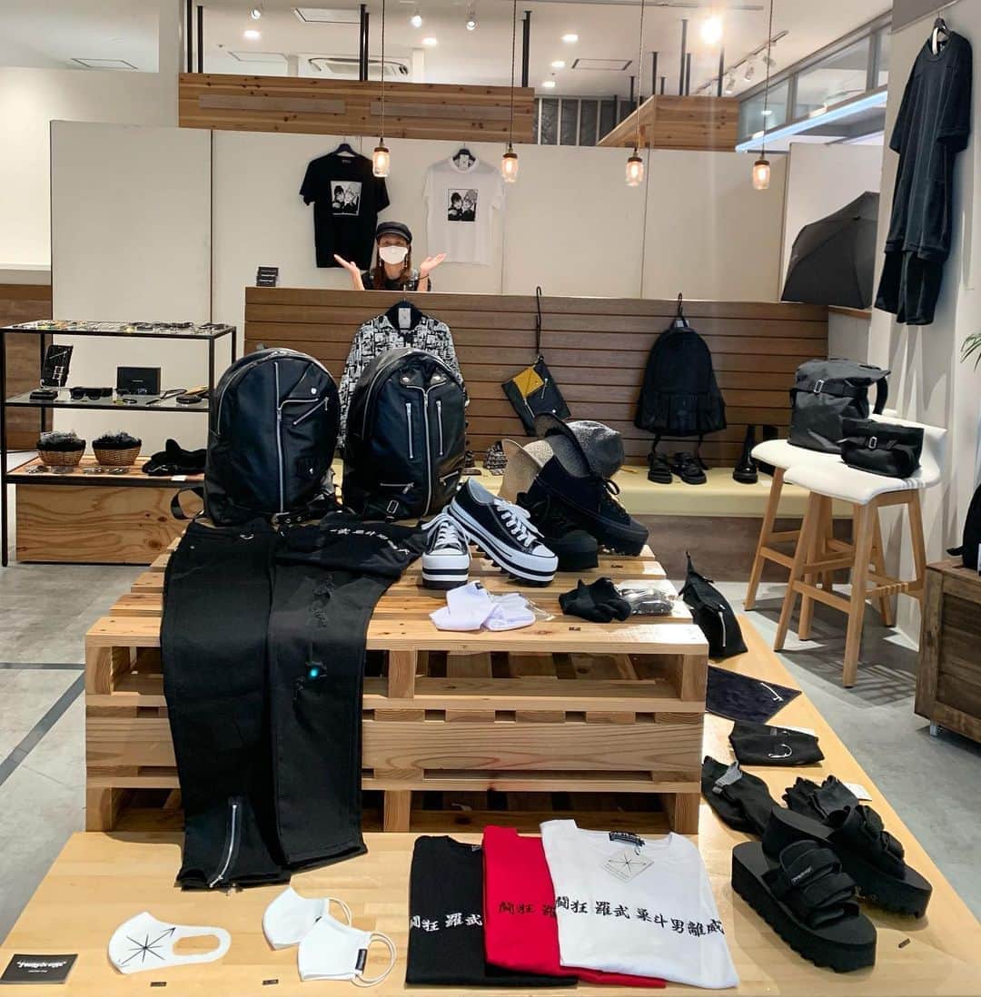 のインスタグラム：「POP UP SHOP TOUR in沖縄、3日目です!! 店頭にて皆様のご来店をお待ちしておりますので宜しくお願い致します😊🏬🕴  TEARS OF SWAN POP UP SHOP TOUR 2020 in OKINAWA  DAY:2020.10/20(tue)〜10/26(mon) TIME:10:00〜21:00 SHOP:那覇オーパ PLACE:沖縄県那覇市泉崎1丁目20番1号 カフーナ旭橋A街区2階 TEL:03-6303-2056(お問い合わせ/Tears of Swan atelier shop) WEB: https://www.opa-club.com/naha  @tears_of_swan #tearsofswan @naha_opa  #那覇オーパ  #那覇 #沖縄」