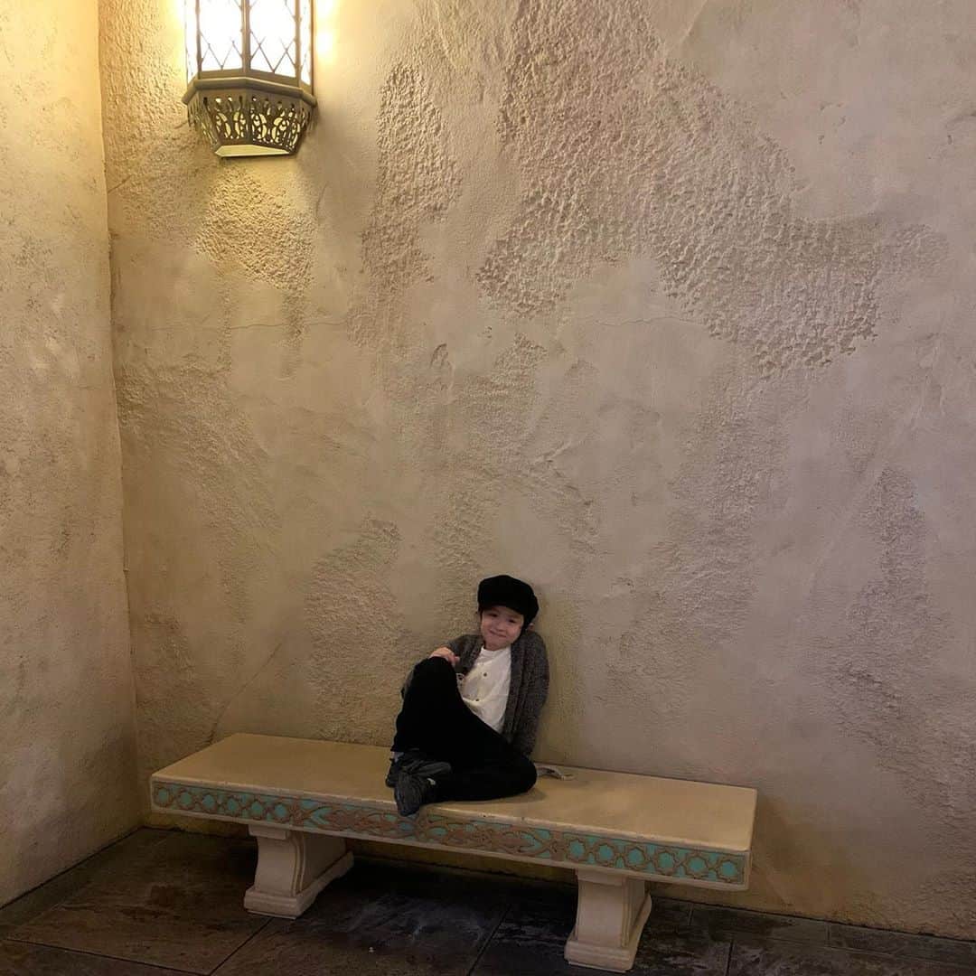 norikoのインスタグラム：「Disney Sea 🚢  学校から帰ってきてすぐ、サプライズでディズニーシー行ってきました!! 勘の良いお兄ちゃんはやっぱりサプライズにならなくて、やっぱりな〜ママの考えてることはだいたいわかっちゃうんだよな〜っていいながらも、ものすごく喜んでたよ😂💕 本当に変わり者で理解不可能なことばかりだけど、それでいいんだ！自分が好きな道にどんどん突き進んでくれ！理解はできないけど、ずっとずっと応援してるよ！♡ 9歳もせいのすけらしくね！！ おめでとう！！お兄ちゃん！！🎉」