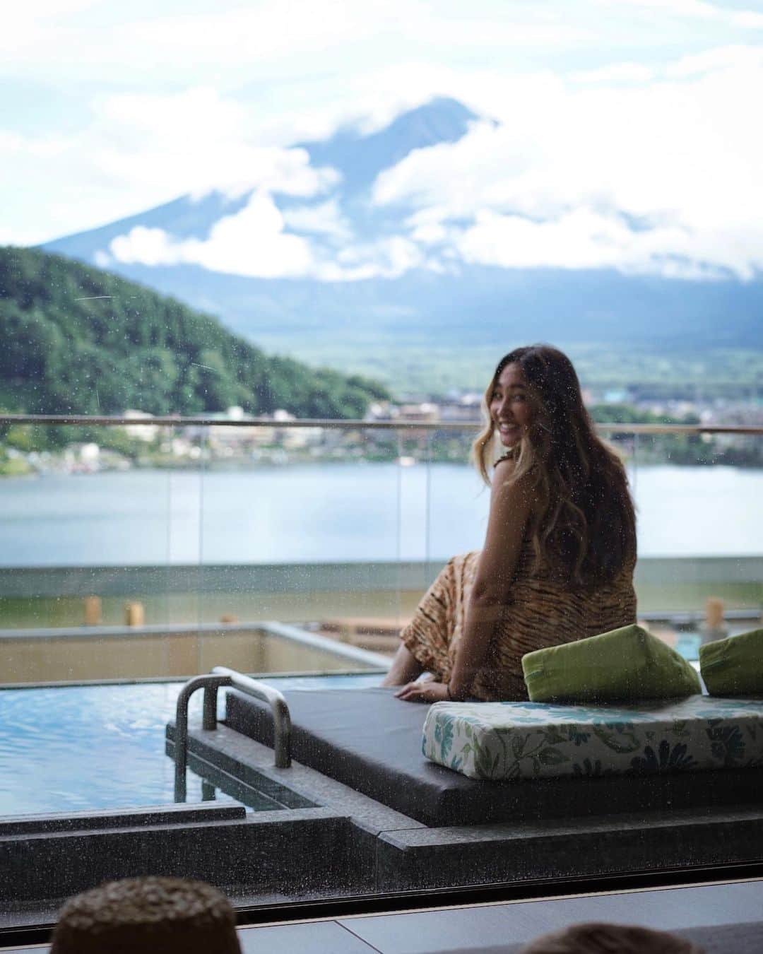 RUBYのインスタグラム：「この日雨の予定だったのに😧 河口湖着いたら晴れて🥰 なんなら富士山ヒョコってしてくれて😍 マナちん♡ファンファン🥺💖 本当にありがとう🥺🎂💕  マナちんが撮る写真が好きだ📷❣️  #girlstrip #河口湖 #富士山 #ホテル」