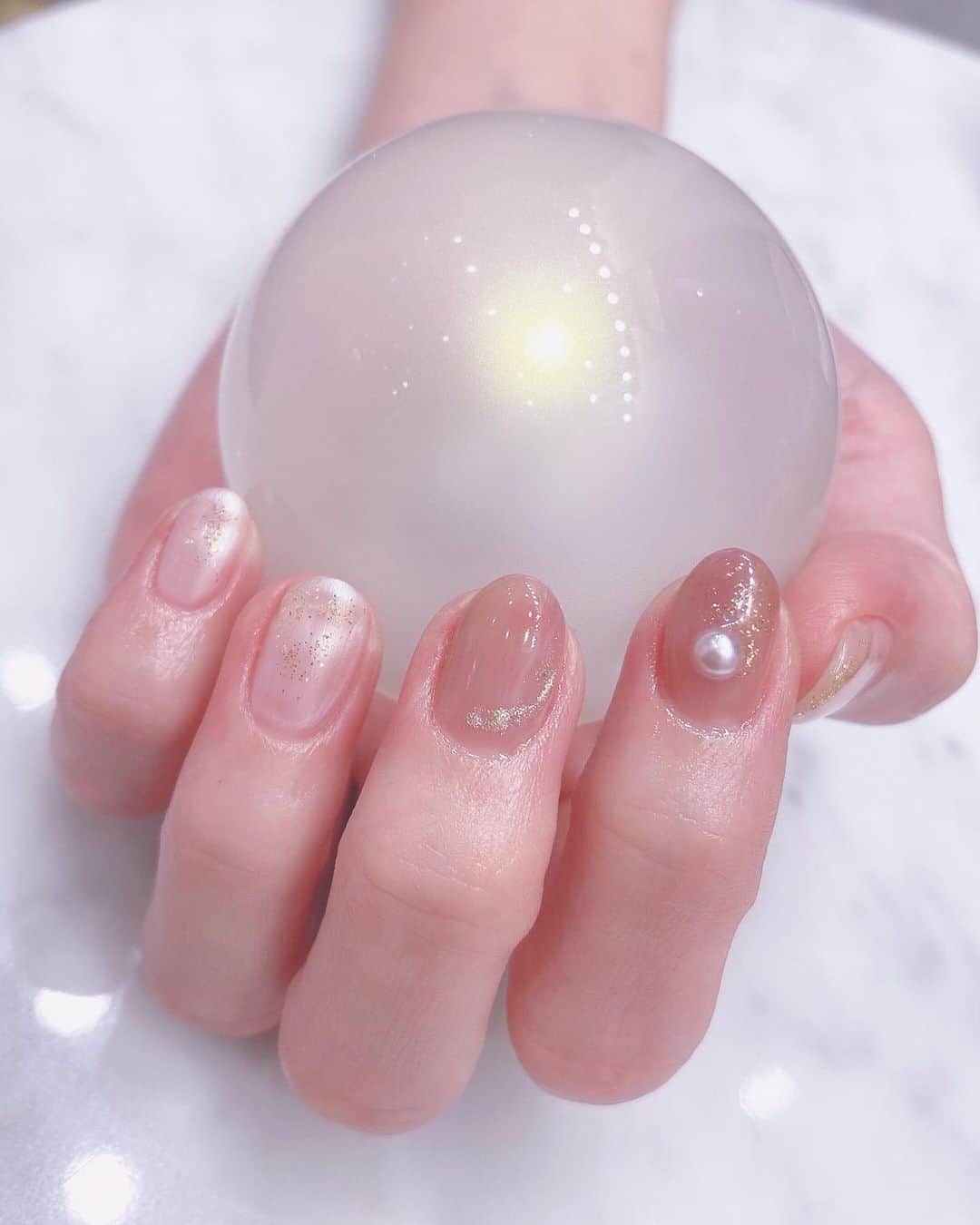 糸原美波さんのインスタグラム写真 - (糸原美波Instagram)「new nail 𓍯 𓈒 𓏸  パラジェルネイルだから 爪にも優しくて ちゅるちゅるに ♡  この透明感のあるジェルが かわいすぎる、、、 🥺🤍  いつもありがとうございます ⸝⋆ @sweets.nail」10月22日 12時43分 - minami_itohara