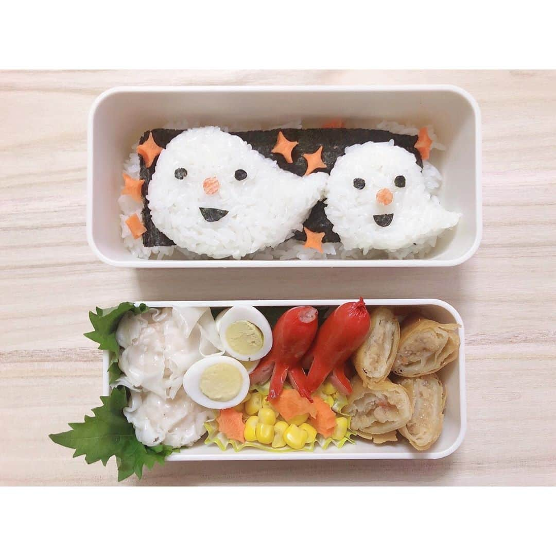 双松桃子さんのインスタグラム写真 - (双松桃子Instagram)「ハッピーハロウィン👻 おばけのお弁当👻  キャラとゆうかおばけを私の勝手なイメージでやったら、なんか違う。。。満足できなくてアップするか迷った。。。  ♡しゅうまい  ♡うずらの茹で卵  ♡タコさんウインナー  ♡バターコーン  ♡春巻き  ですっ！！ 飾りはニンジン(食べれない)です！！  #100日後にキャラ弁のプロになる #キャラ弁　#キャラ弁初心者 #キャラ弁当 #お弁当記録 #お弁当部 #お弁当日記 #キャラ弁ディズニー #キャラ弁部 #instagood #instafood #instaphoto #good #followforfollowback #followｍe #いいね #⛄️ #cooking #cookingram #followforfollowback #🎃 #ハロウィン #映え弁　#オベンタグラム　#obentopark #obento #カボチャ」10月22日 12時44分 - momosan0627