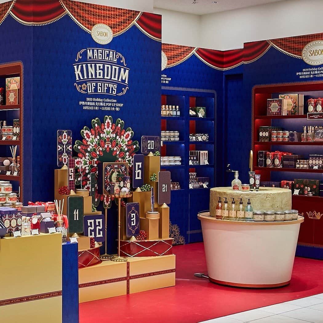 SABON Japanさんのインスタグラム写真 - (SABON JapanInstagram)「【11/3(火)まで！伊勢丹新宿店ポップアップストア開催中】﻿ ホリデーコレクション2020伊勢丹新宿店先行販売ポップアップショップが伊勢丹新宿店本館1階＝化粧品/プロモーションに期間限定でオープン！﻿ 全国販売に先駆けて数量限定発売となる「ホリデーコレクション2020」をお楽しみいただけます。﻿ ご予約開始早々に完売した"限定コフレ"や、毎年瞬時に完売する"アドベントカレンダー"の数量限定先行販売も！﻿ 様々な限定ギフトセットに加え、大人気スクラブ洗顔"フェイスポリッシャー"や、ヘアケアラインなど一部レギュラーアイテムもご用意しております。﻿ ﻿ 詳しくは、公式サイト、プロフィール欄のハイライト「伊勢丹新宿店」をご覧ください。﻿ https://www.sabon.co.jp/news/20201007﻿ ﻿ ＜開催概要＞﻿ ・期間：2020年10月21(水)～11月3日(火・祝)﻿ ・場所：〒160-0022 東京都新宿区新宿3-14-1﻿ 伊勢丹新宿店本館１階＝化粧品/プロモーション﻿ ・営業時間：10：00～20：00　※伊勢丹新宿店の営業時間に準ずる﻿ ※都合により変更または中止となる場合がございます。予めご了承ください。﻿ ﻿ ＜"アドベントカレンダー"先行販売＞﻿ 期間中、10/28(水)より300点限定数で発売いたします。﻿ 28日(水)からのアドベントカレンダーの販売につきまして、購入をご希望のお客さまには28日(水)・29日(木)・30日(金)の３日間で購入確約券を配布いたします。﻿ ※アドベントカレンダーのお買いあげは、お一人さま２点限りとさせていただきます。﻿ ※meeco・お電話注文の販売はございません。﻿ ﻿ ご購入についての詳細は伊勢丹新宿店店舗情報ページよりご確認ください。﻿ https://www.isetan.mistore.jp/shinjuku/shops/beauty/beauty/shopnews_list/shopnews02117.html﻿ ﻿ ﻿ #sabon #SABONギフト#SABONホリデーコレクション #数量限定 #christmascoffret #christmascollection #holidaycollection #christmas#holiday #holidays #サボン #ボディケア #シュガープラム #ホリデーコレクション #くるみ割り人形 #ギフト　#香り #ご褒美 #プレゼント #クリスマスプレゼント #プレゼント #クリスマス #クリスマスコフレ #クリスマスコフレ2020#新発売#伊勢丹新宿店#伊勢丹新宿#ポップアップ#先行発売#シュガープラムの香り」10月22日 18時21分 - sabon_japan