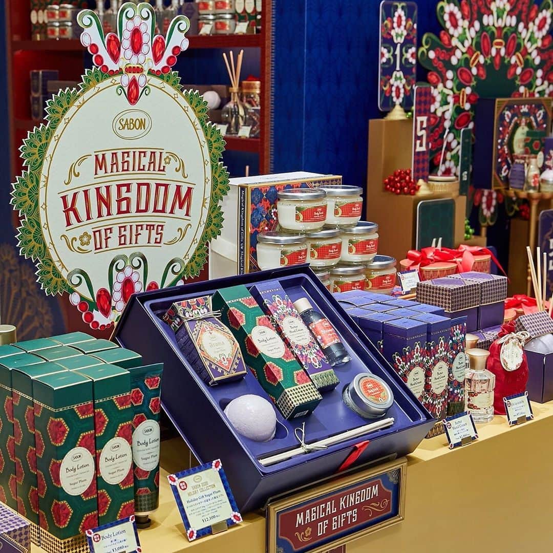 SABON Japanさんのインスタグラム写真 - (SABON JapanInstagram)「【11/3(火)まで！伊勢丹新宿店ポップアップストア開催中】﻿ ホリデーコレクション2020伊勢丹新宿店先行販売ポップアップショップが伊勢丹新宿店本館1階＝化粧品/プロモーションに期間限定でオープン！﻿ 全国販売に先駆けて数量限定発売となる「ホリデーコレクション2020」をお楽しみいただけます。﻿ ご予約開始早々に完売した"限定コフレ"や、毎年瞬時に完売する"アドベントカレンダー"の数量限定先行販売も！﻿ 様々な限定ギフトセットに加え、大人気スクラブ洗顔"フェイスポリッシャー"や、ヘアケアラインなど一部レギュラーアイテムもご用意しております。﻿ ﻿ 詳しくは、公式サイト、プロフィール欄のハイライト「伊勢丹新宿店」をご覧ください。﻿ https://www.sabon.co.jp/news/20201007﻿ ﻿ ＜開催概要＞﻿ ・期間：2020年10月21(水)～11月3日(火・祝)﻿ ・場所：〒160-0022 東京都新宿区新宿3-14-1﻿ 伊勢丹新宿店本館１階＝化粧品/プロモーション﻿ ・営業時間：10：00～20：00　※伊勢丹新宿店の営業時間に準ずる﻿ ※都合により変更または中止となる場合がございます。予めご了承ください。﻿ ﻿ ＜"アドベントカレンダー"先行販売＞﻿ 期間中、10/28(水)より300点限定数で発売いたします。﻿ 28日(水)からのアドベントカレンダーの販売につきまして、購入をご希望のお客さまには28日(水)・29日(木)・30日(金)の３日間で購入確約券を配布いたします。﻿ ※アドベントカレンダーのお買いあげは、お一人さま２点限りとさせていただきます。﻿ ※meeco・お電話注文の販売はございません。﻿ ﻿ ご購入についての詳細は伊勢丹新宿店店舗情報ページよりご確認ください。﻿ https://www.isetan.mistore.jp/shinjuku/shops/beauty/beauty/shopnews_list/shopnews02117.html﻿ ﻿ ﻿ #sabon #SABONギフト#SABONホリデーコレクション #数量限定 #christmascoffret #christmascollection #holidaycollection #christmas#holiday #holidays #サボン #ボディケア #シュガープラム #ホリデーコレクション #くるみ割り人形 #ギフト　#香り #ご褒美 #プレゼント #クリスマスプレゼント #プレゼント #クリスマス #クリスマスコフレ #クリスマスコフレ2020#新発売#伊勢丹新宿店#伊勢丹新宿#ポップアップ#先行発売#シュガープラムの香り」10月22日 18時21分 - sabon_japan