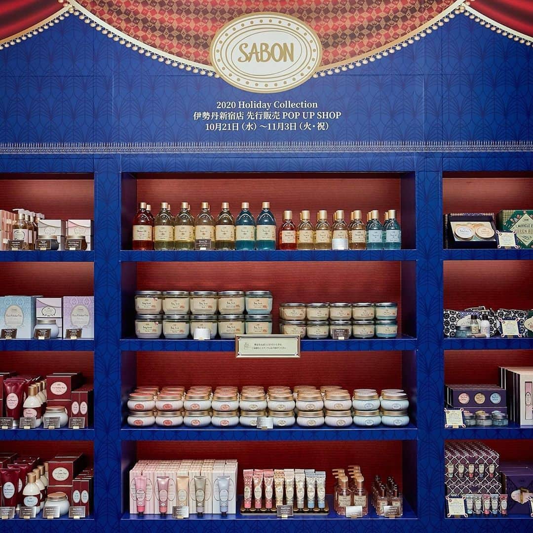 SABON Japanさんのインスタグラム写真 - (SABON JapanInstagram)「【11/3(火)まで！伊勢丹新宿店ポップアップストア開催中】﻿ ホリデーコレクション2020伊勢丹新宿店先行販売ポップアップショップが伊勢丹新宿店本館1階＝化粧品/プロモーションに期間限定でオープン！﻿ 全国販売に先駆けて数量限定発売となる「ホリデーコレクション2020」をお楽しみいただけます。﻿ ご予約開始早々に完売した"限定コフレ"や、毎年瞬時に完売する"アドベントカレンダー"の数量限定先行販売も！﻿ 様々な限定ギフトセットに加え、大人気スクラブ洗顔"フェイスポリッシャー"や、ヘアケアラインなど一部レギュラーアイテムもご用意しております。﻿ ﻿ 詳しくは、公式サイト、プロフィール欄のハイライト「伊勢丹新宿店」をご覧ください。﻿ https://www.sabon.co.jp/news/20201007﻿ ﻿ ＜開催概要＞﻿ ・期間：2020年10月21(水)～11月3日(火・祝)﻿ ・場所：〒160-0022 東京都新宿区新宿3-14-1﻿ 伊勢丹新宿店本館１階＝化粧品/プロモーション﻿ ・営業時間：10：00～20：00　※伊勢丹新宿店の営業時間に準ずる﻿ ※都合により変更または中止となる場合がございます。予めご了承ください。﻿ ﻿ ＜"アドベントカレンダー"先行販売＞﻿ 期間中、10/28(水)より300点限定数で発売いたします。﻿ 28日(水)からのアドベントカレンダーの販売につきまして、購入をご希望のお客さまには28日(水)・29日(木)・30日(金)の３日間で購入確約券を配布いたします。﻿ ※アドベントカレンダーのお買いあげは、お一人さま２点限りとさせていただきます。﻿ ※meeco・お電話注文の販売はございません。﻿ ﻿ ご購入についての詳細は伊勢丹新宿店店舗情報ページよりご確認ください。﻿ https://www.isetan.mistore.jp/shinjuku/shops/beauty/beauty/shopnews_list/shopnews02117.html﻿ ﻿ ﻿ #sabon #SABONギフト#SABONホリデーコレクション #数量限定 #christmascoffret #christmascollection #holidaycollection #christmas#holiday #holidays #サボン #ボディケア #シュガープラム #ホリデーコレクション #くるみ割り人形 #ギフト　#香り #ご褒美 #プレゼント #クリスマスプレゼント #プレゼント #クリスマス #クリスマスコフレ #クリスマスコフレ2020#新発売#伊勢丹新宿店#伊勢丹新宿#ポップアップ#先行発売#シュガープラムの香り」10月22日 18時21分 - sabon_japan