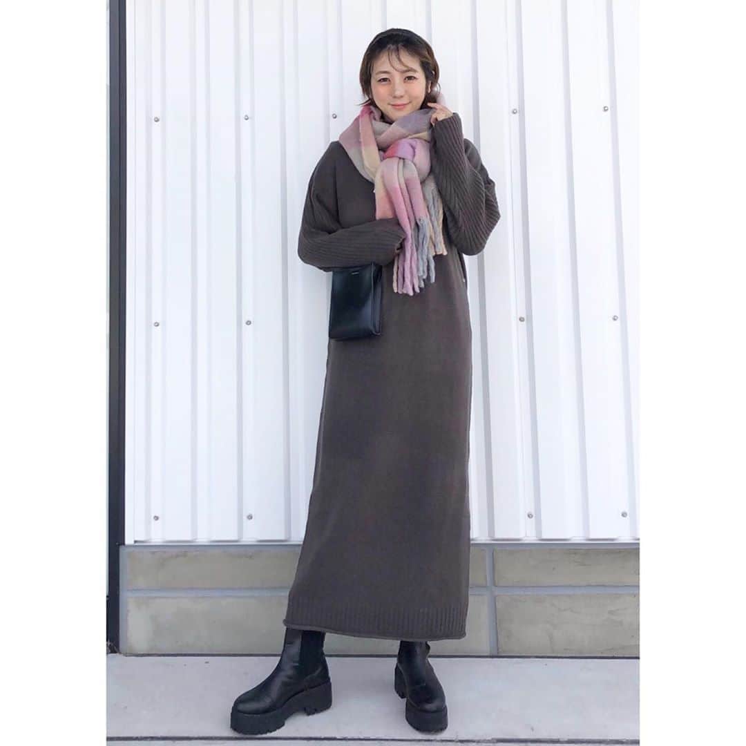のインスタグラム：「☆☆☆ ・ ・ チクチクしないニットワンピース発見‼️ @reedit_official  #ハイネックアウトリンキングマキシニットワンピース ・ ・ しかも高身長さんに嬉しいこの丈感♡ Lサイズです モチモチした触り心地で着ていて気持ちいい お気に入りー♡ ・ ・ このマフラーもお気に入りー♡ 今日は久しぶりのデュアルー！ やっぱりみんなで見るとあがるわ！全然違う！楽しすぎた！ @natsu420  @shizuka.watanabe  ・ ・ ・ ・ ・ ・ ・ #reedit #リエディスタ #jilsander #donoban #hm #リエディ  #きれいめコーデ #きれいめカジュアル  #大人カジュアルコーデ #大人カジュアル  #code#coordinate#ootd#instafashion#今日のコーデ#ママコーデ#ママファッション#男の子ママ #高身長女子 #ponte_fashion#r_fashion#大人女子#シンプル #シンプルコーデ #きれいめファッション#高身長コーデ #モノトーンコーデ #ユニクロメンズ」