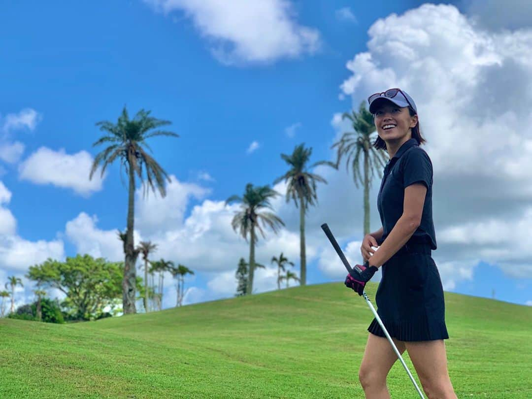 夏美さんのインスタグラム写真 - (夏美Instagram)「日中晴れてればまだまだ暑い沖縄ゴルフ⛳️🏌️‍♂️🏌️‍♀️☀️🏝 日陰はだんだん涼しくなってきたけどやっぱり青空がテンション上がりますよね❗️❗️ ちなみに海が見えるゴルフ場私のおすすめは ・サザンリンクス(難易度★) 風強めだけど広い ・オーシャンキャッスル(難易度★★) 風強め・狭め・短め ・パームヒルズ(難易度★★★) 狭い・長い・飽きない こんな印象かな〜❗️ この日のパームは　@taylormade_golf_japan_apparel_ のスカートでブラックコーデしてみました✨❤︎ ＊ ＊ #沖縄ゴルフ #テイラーメイド #テイラーメイドゴルフ #テイラーメイドアパレル」10月22日 18時22分 - natsumisaito333