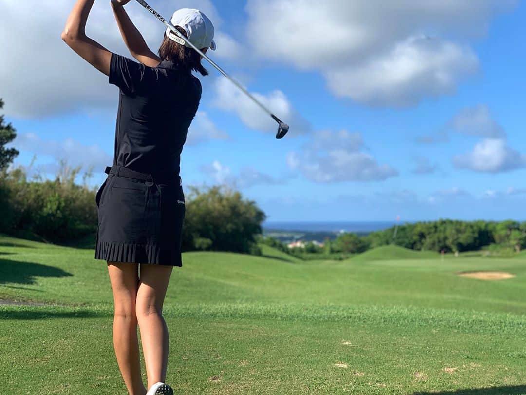 夏美のインスタグラム：「日中晴れてればまだまだ暑い沖縄ゴルフ⛳️🏌️‍♂️🏌️‍♀️☀️🏝 日陰はだんだん涼しくなってきたけどやっぱり青空がテンション上がりますよね❗️❗️ ちなみに海が見えるゴルフ場私のおすすめは ・サザンリンクス(難易度★) 風強めだけど広い ・オーシャンキャッスル(難易度★★) 風強め・狭め・短め ・パームヒルズ(難易度★★★) 狭い・長い・飽きない こんな印象かな〜❗️ この日のパームは　@taylormade_golf_japan_apparel_ のスカートでブラックコーデしてみました✨❤︎ ＊ ＊ #沖縄ゴルフ #テイラーメイド #テイラーメイドゴルフ #テイラーメイドアパレル」