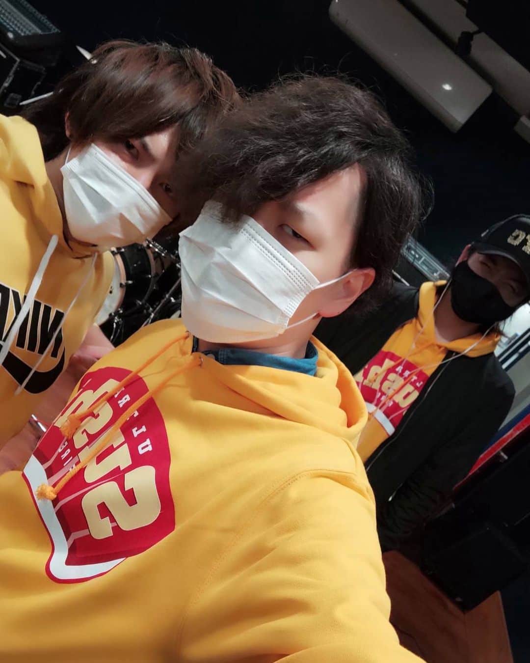 加部輝（ウルトラ寿司ふぁいやー）のインスタグラム：「新しい寿司の黄色パーカーどうですか？？  皆んなで着てみました！  かっこいいでしょ( ◠‿◠ )  #ウルトラ寿司ふぁいやー #極寿司炎」