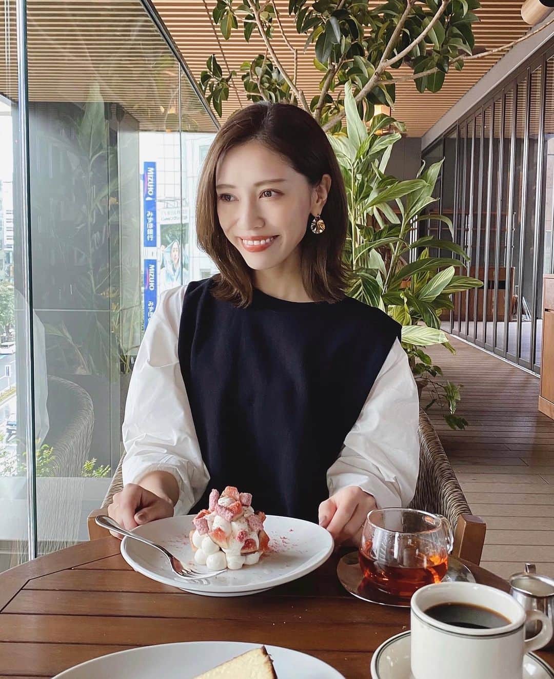 石黒美帆のインスタグラム：「*﻿ 最近荒れがちだったお肌が﻿ ようやく落ち着いてきました😂♡﻿ ﻿ 肌荒れを治すために低刺激のスキンケアにしていたんですが、保湿力が足りない😭﻿ ﻿ …と思っていたタイミングで﻿ @shebelle_daikanyama のハーブピーリングを受けたら、しっっとりモチモチになっただけじゃなくて！！毛穴まで綺麗になってすごい😳❣️﻿ ﻿ ﻿ 見ないでーって感じなのですが、加工無しのbefore→afterも載せてるので、スワイプしてみてください😱﻿ 今までの毛穴ケア何だったのって思うくらいあっさり綺麗になりました🙏笑﻿ ﻿ ﻿ 気になっていた @christinajapan を使用しているサロンで、あまりに良かったので帰りに化粧水、美容液、クリーム一色を購入😍﻿ テラスキンの美容液は田中みな実さん愛用ですごい人気らしいです❣️﻿ ﻿ ﻿ 本来カウンセリングしないと購入出来ないのですが、このサロンではオンラインカウンセリングをしてるので、ネットで注文出来ちゃいます😊👏﻿ ﻿ ﻿ サロンはホットペッパーからも予約出来るので、肌荒れに悩む方はもちろん、毛穴で悩んでる方も行ってみて欲しいです🥺﻿ ﻿ ﻿ ヘアは今月も @tsubasa__hasegawa さんのところで✂︎﻿ トリートメントのおかげでクセが抑えられて嬉しい✨﻿ ﻿ #シーベル代官山#shebelle代官山#代官山#ハーブピーリング#剥離なしハーブピーリング#クリスティーナ化粧品#クリスティーナ#ビオフィート#BIOPHYTO#肌管理#肌メンテナンス#美肌ケア#スキンケア#ピーリング#毛穴ケア#田中みな実#テラスキン#skincare#vocest#christina」