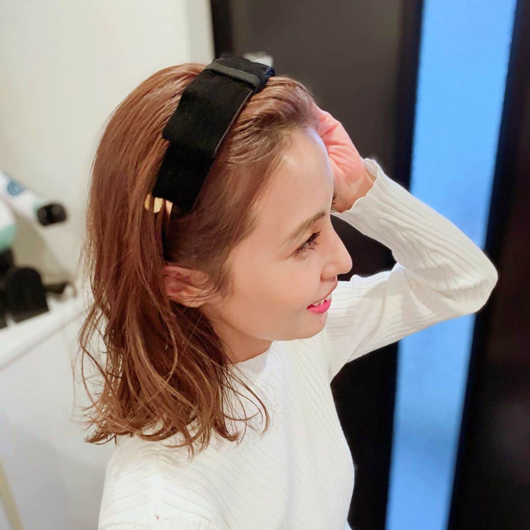 原口恵美のインスタグラム：「﻿ カチューシャでたまには前髪をあげて💕﻿ ﻿ おでこを出すと運気が﻿ 上がるらしいですよ🥰﻿ ﻿ #﻿ヘアスタイル #ヘアアレンジ #ヘアアクセサリー　#カチューシャ #ハンドメイド　#おしゃれさんと繋がりたい #ママでも綺麗でいたい」