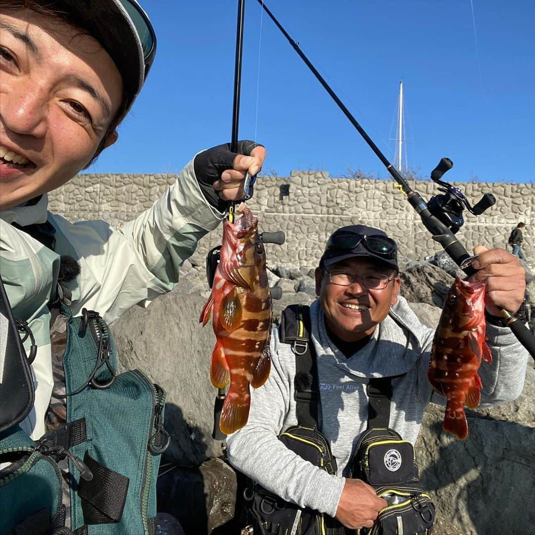 つるの剛士さんのインスタグラム写真 - (つるの剛士Instagram)「熱海から船で30分。  釣り楽園"初島"。  住む街灯りを眺めながら 朝から晩まで、ほぼ寝ずに、風呂にも入らず、髭も剃らず… 釣り、釣り、釣り放題🎣  感動の最幸の2日間でした！！！  ああ、帰りたくない。。🤣  THE・フィッシング 11月7日O.Aお楽しみに✨✨  #村越正海 @seikaimurakoshi  #村つるコンビ 第4弾 #thefishing #daiwa #初島  #釣るの剛士」10月22日 18時17分 - takeshi__tsuruno